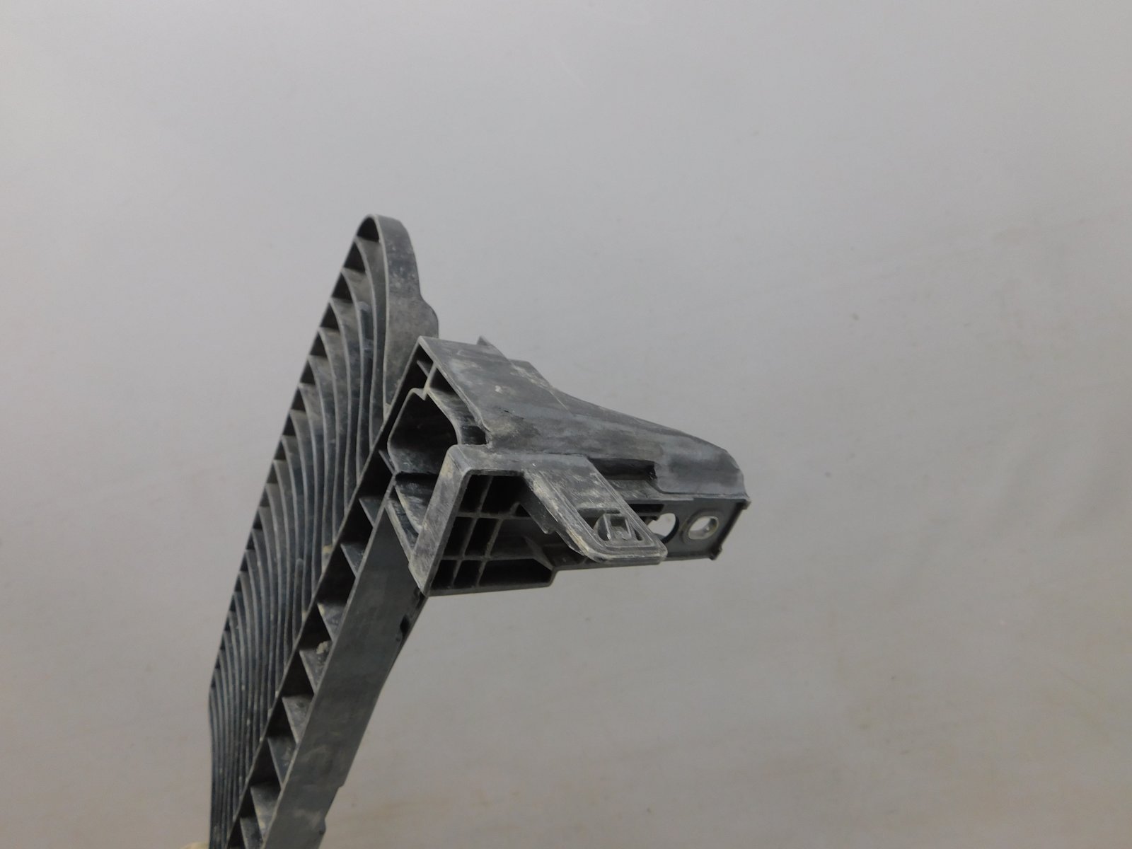 Кронштейн переднего бампера для Tiguan II (AD1) 2016-2023