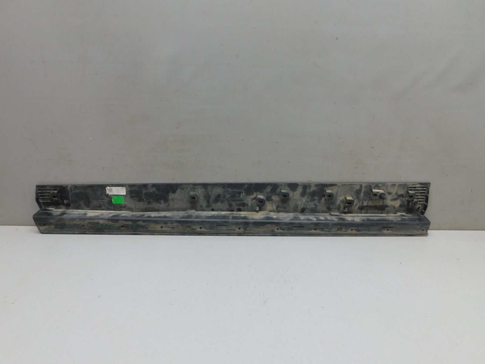 Накладка двери передней правой