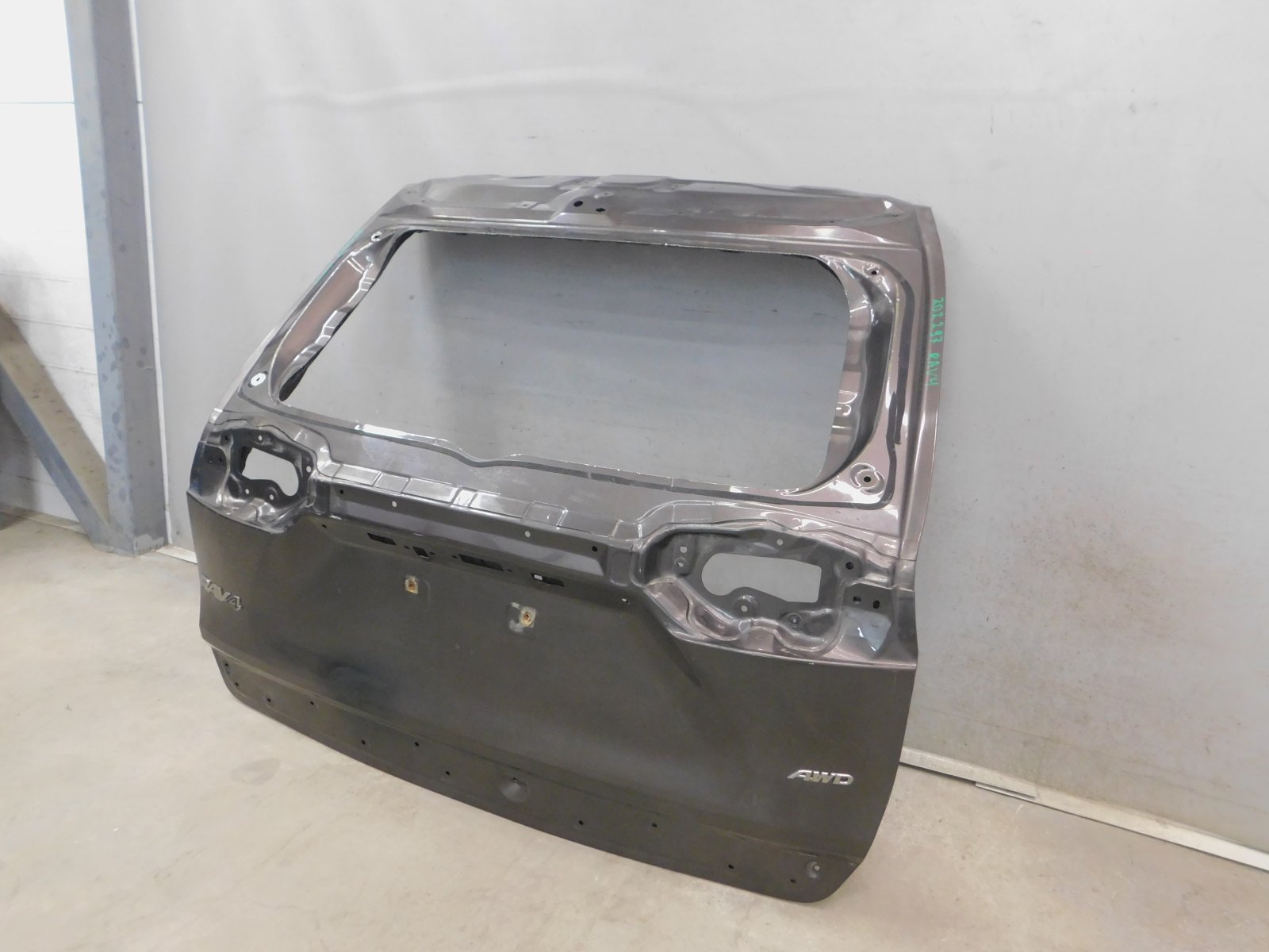 Дверь багажника