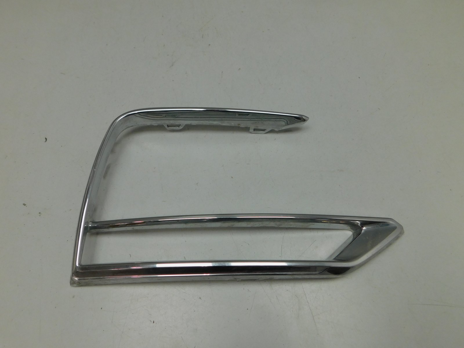 Молдинг переднего бампера