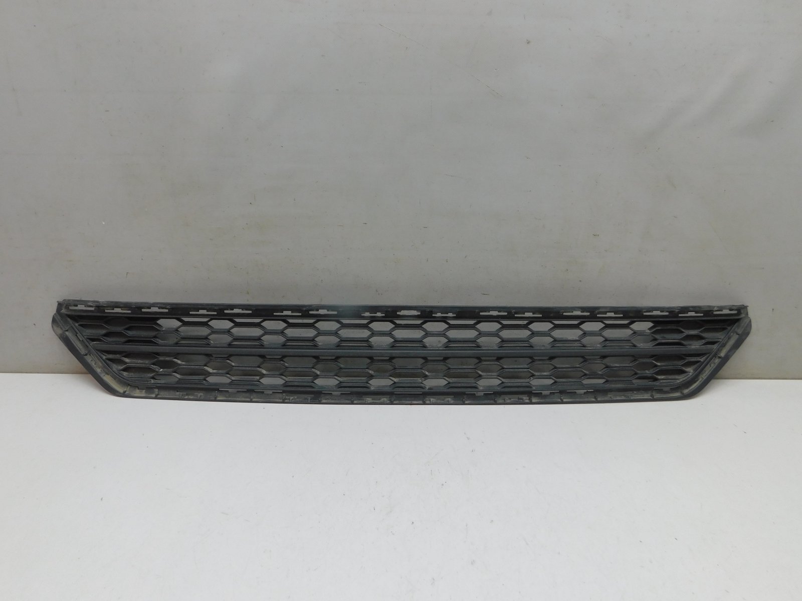 Решетка в бампер центральная