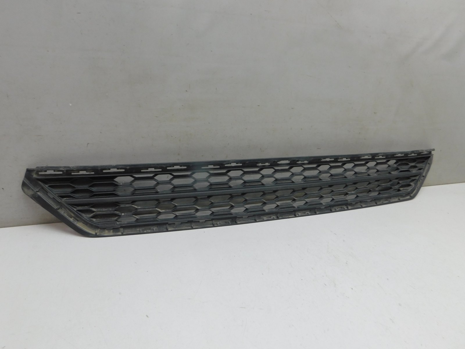 Решетка в бампер центральная