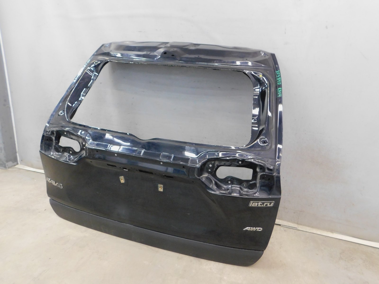 Дверь багажника