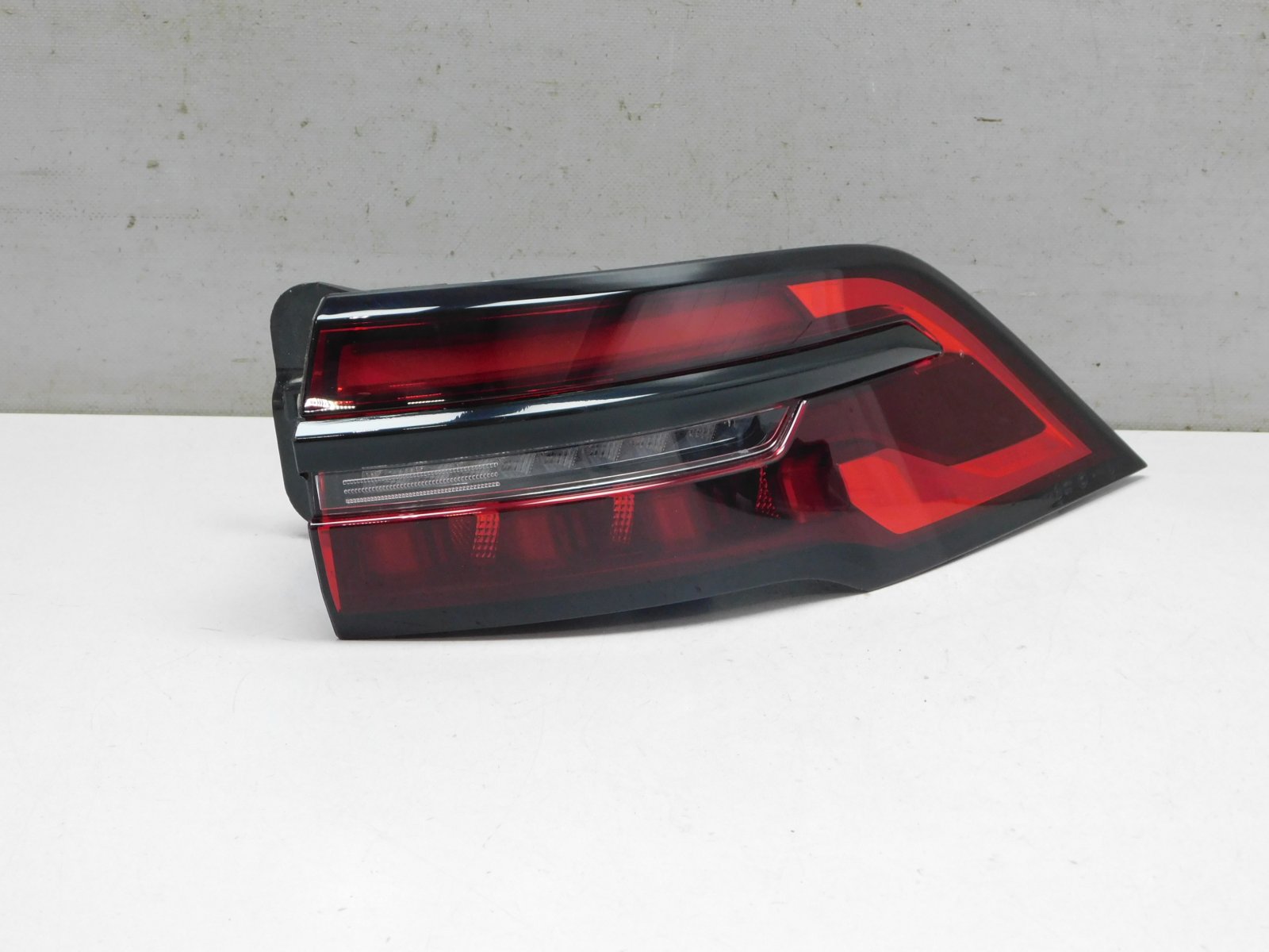 Фонарь задний наружный правый