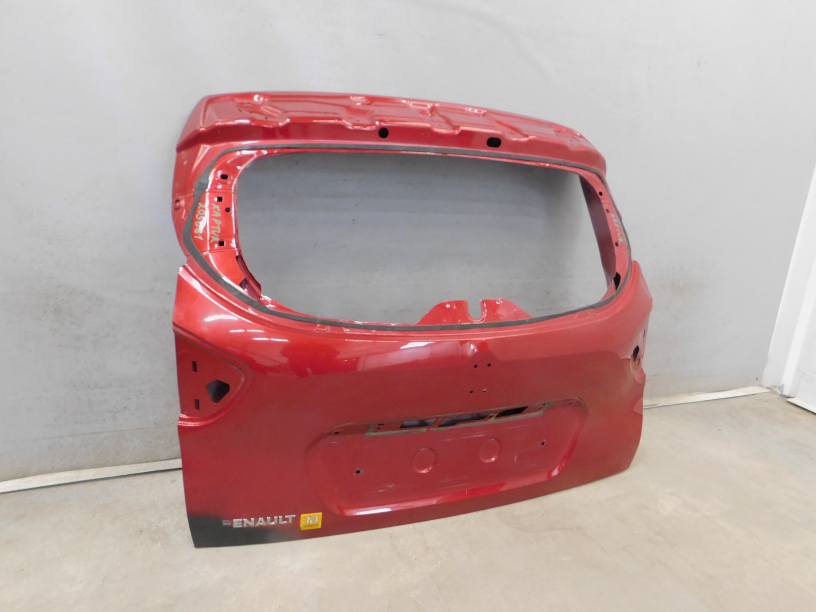 Дверь багажника