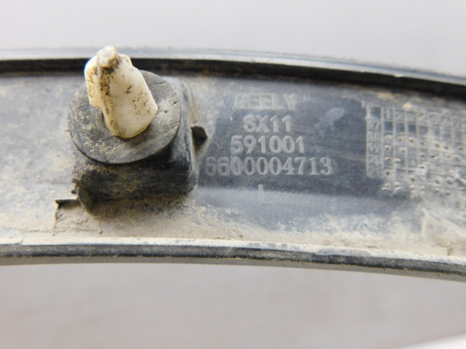 Накладка переднего крыла левого