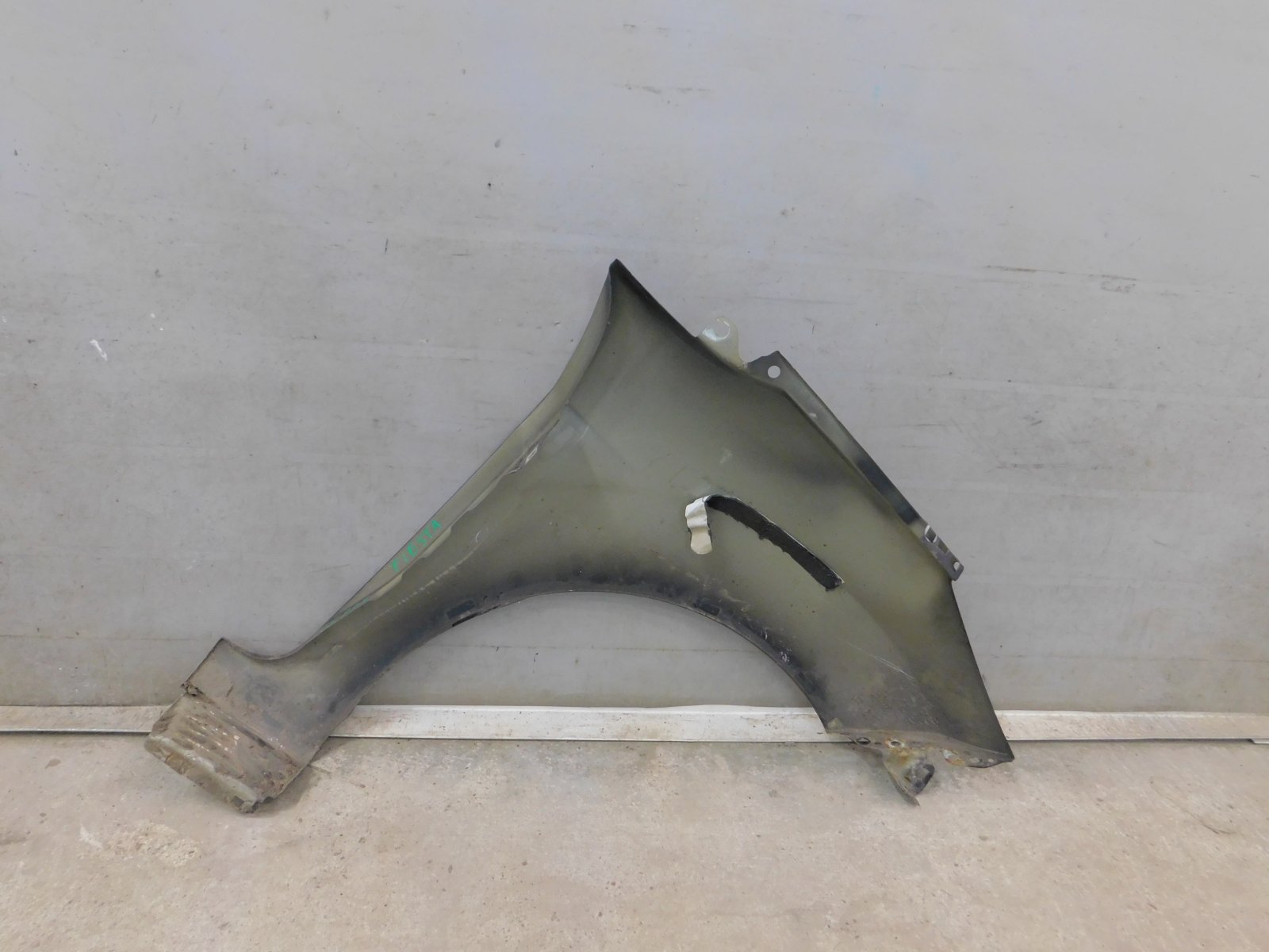 Крыло переднее левое