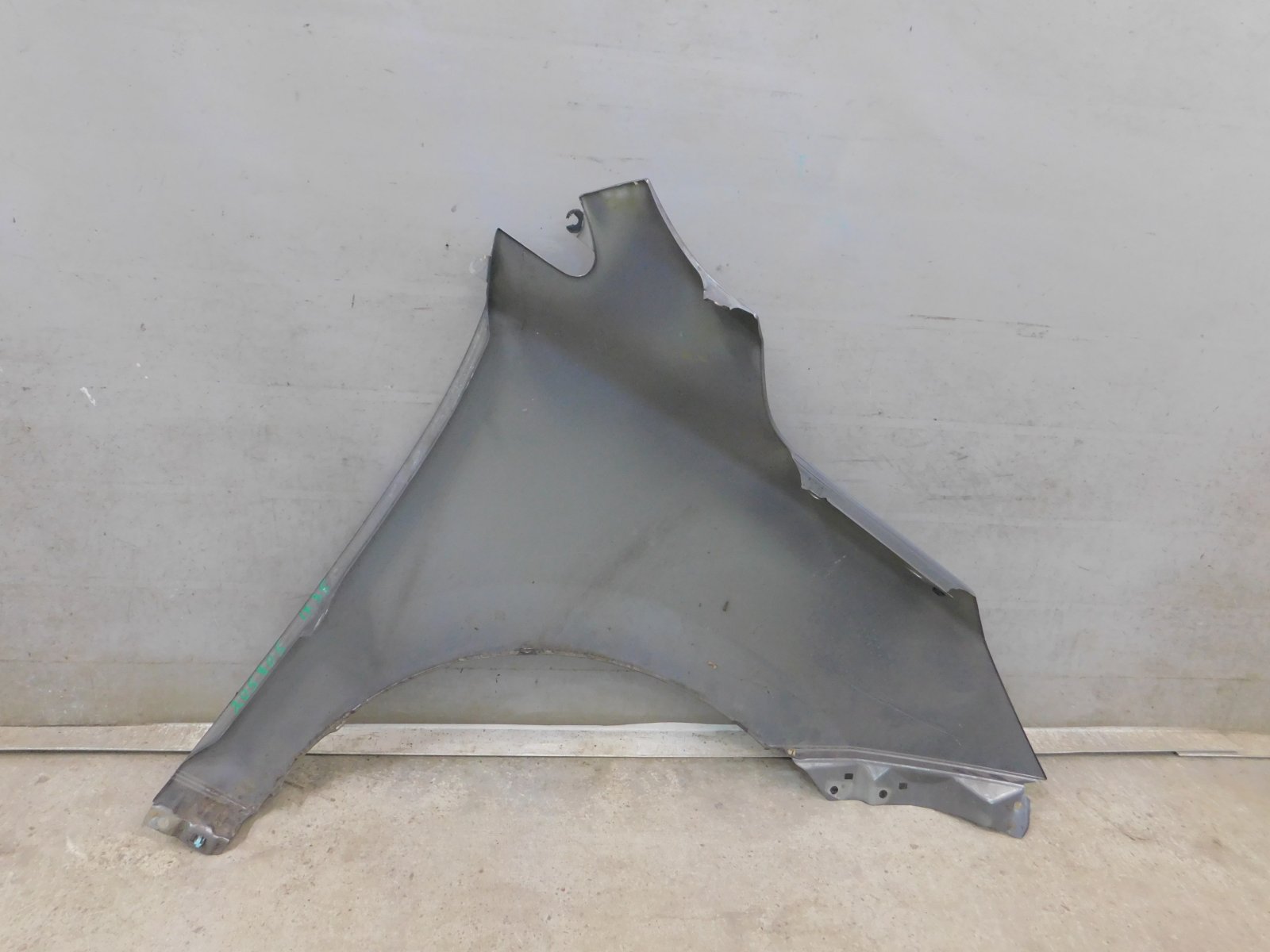 Крыло переднее левое