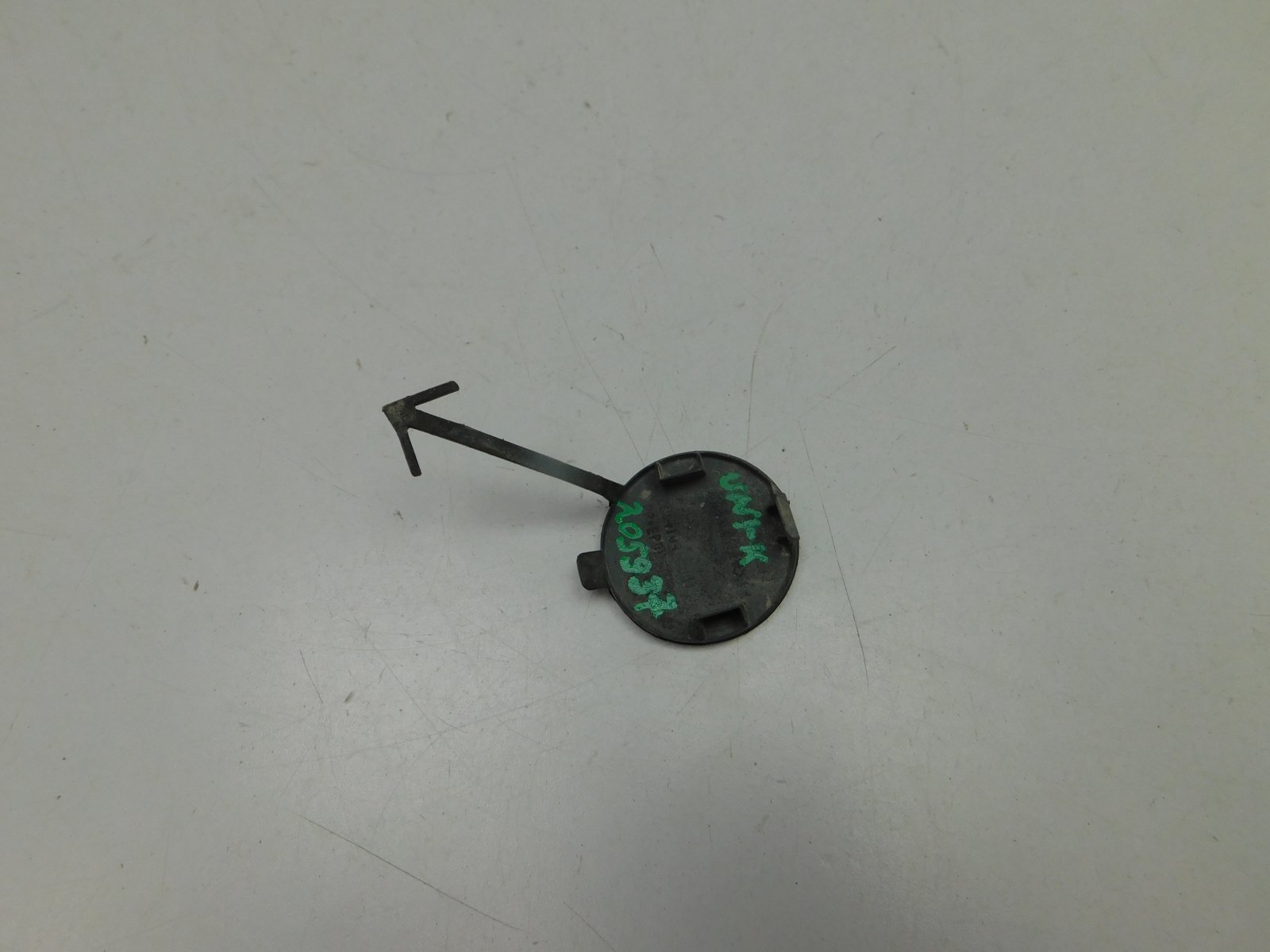 Заглушка буксировочного крюка