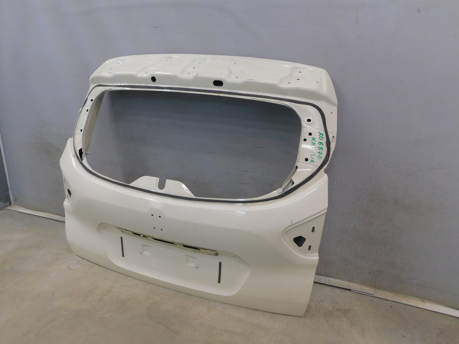 Дверь багажника