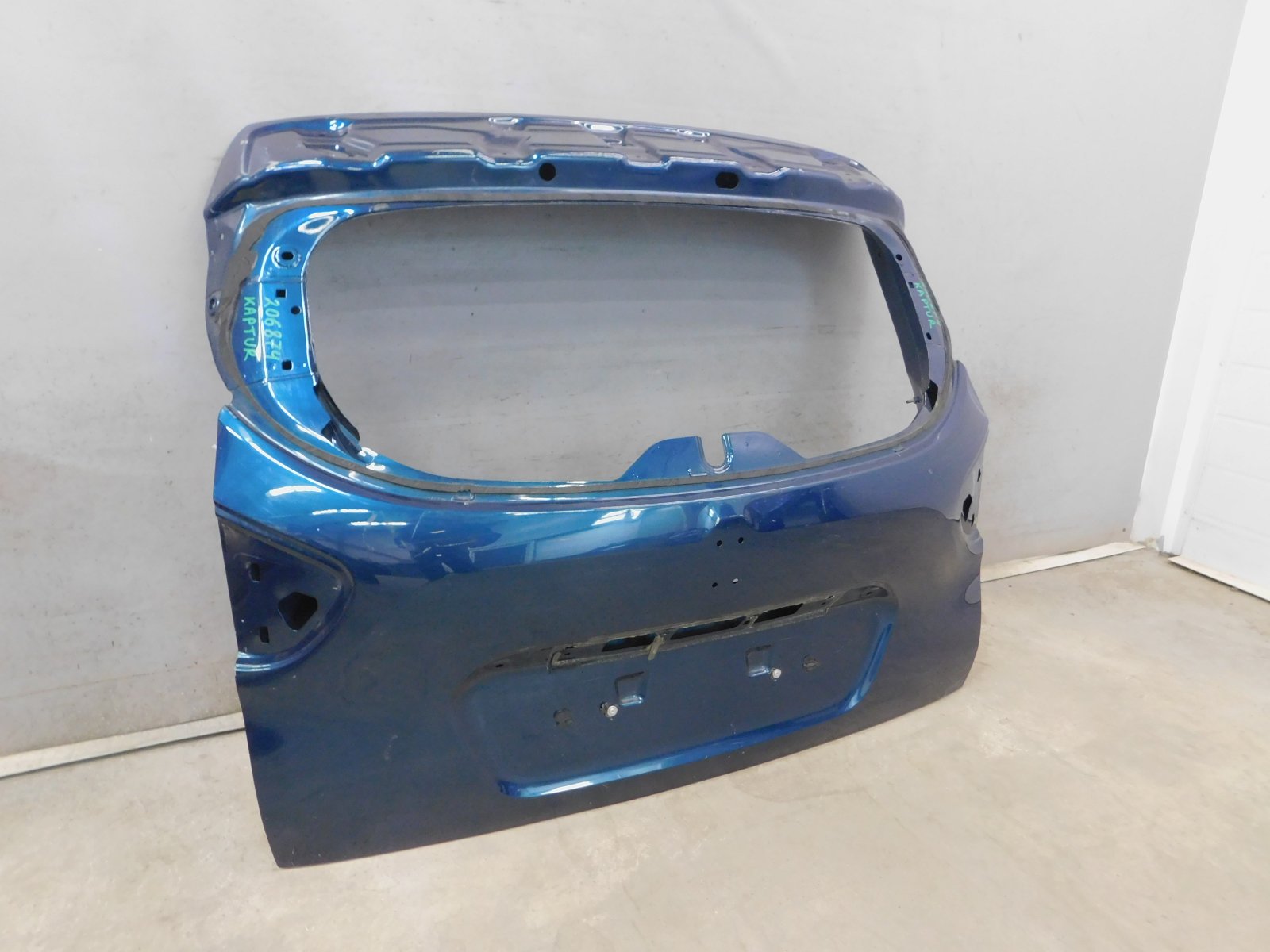 Дверь багажника