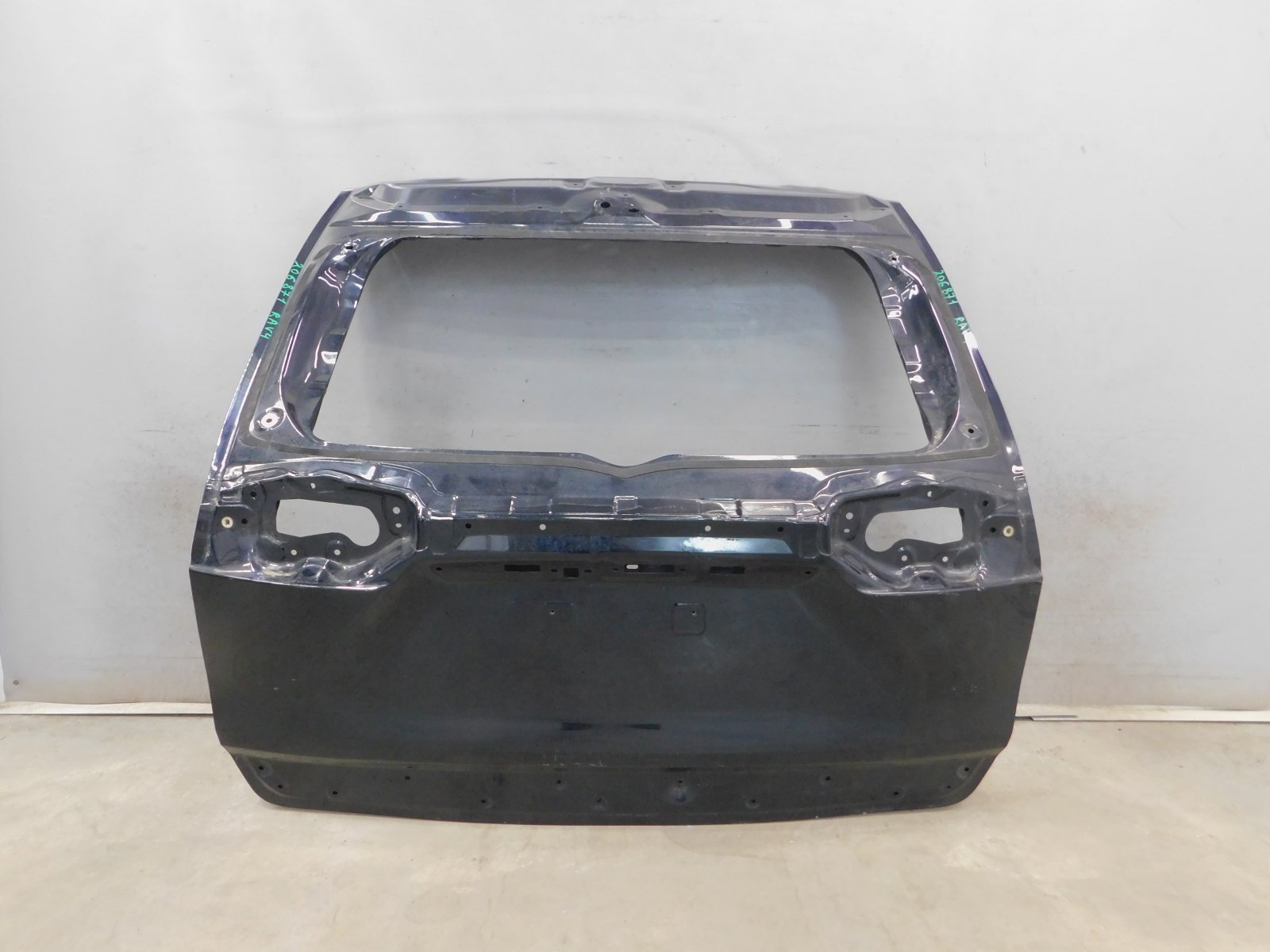 Дверь багажника