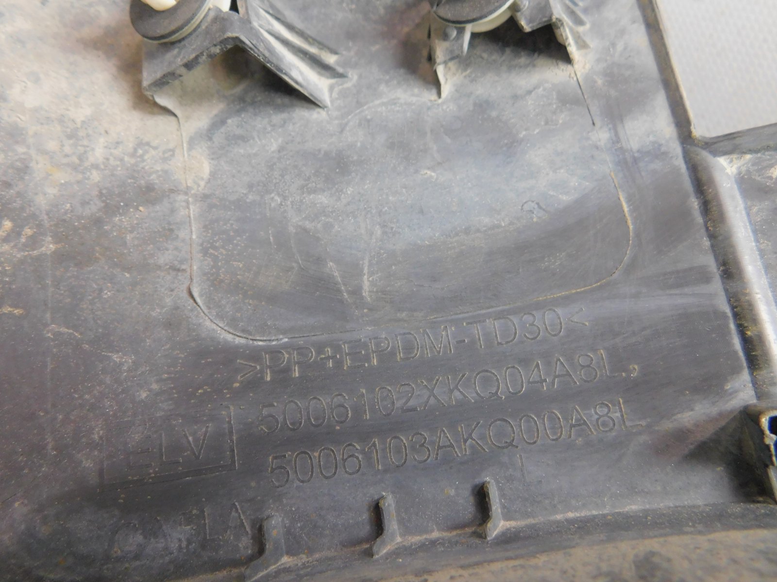 Накладка переднего крыла левого