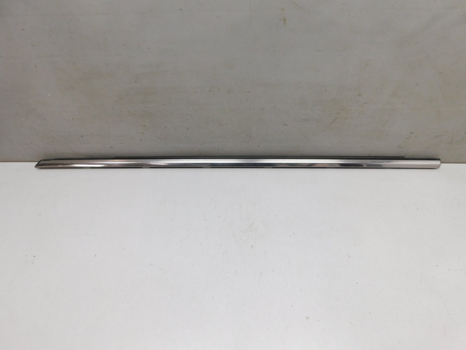 Накладка стекла переднего левого