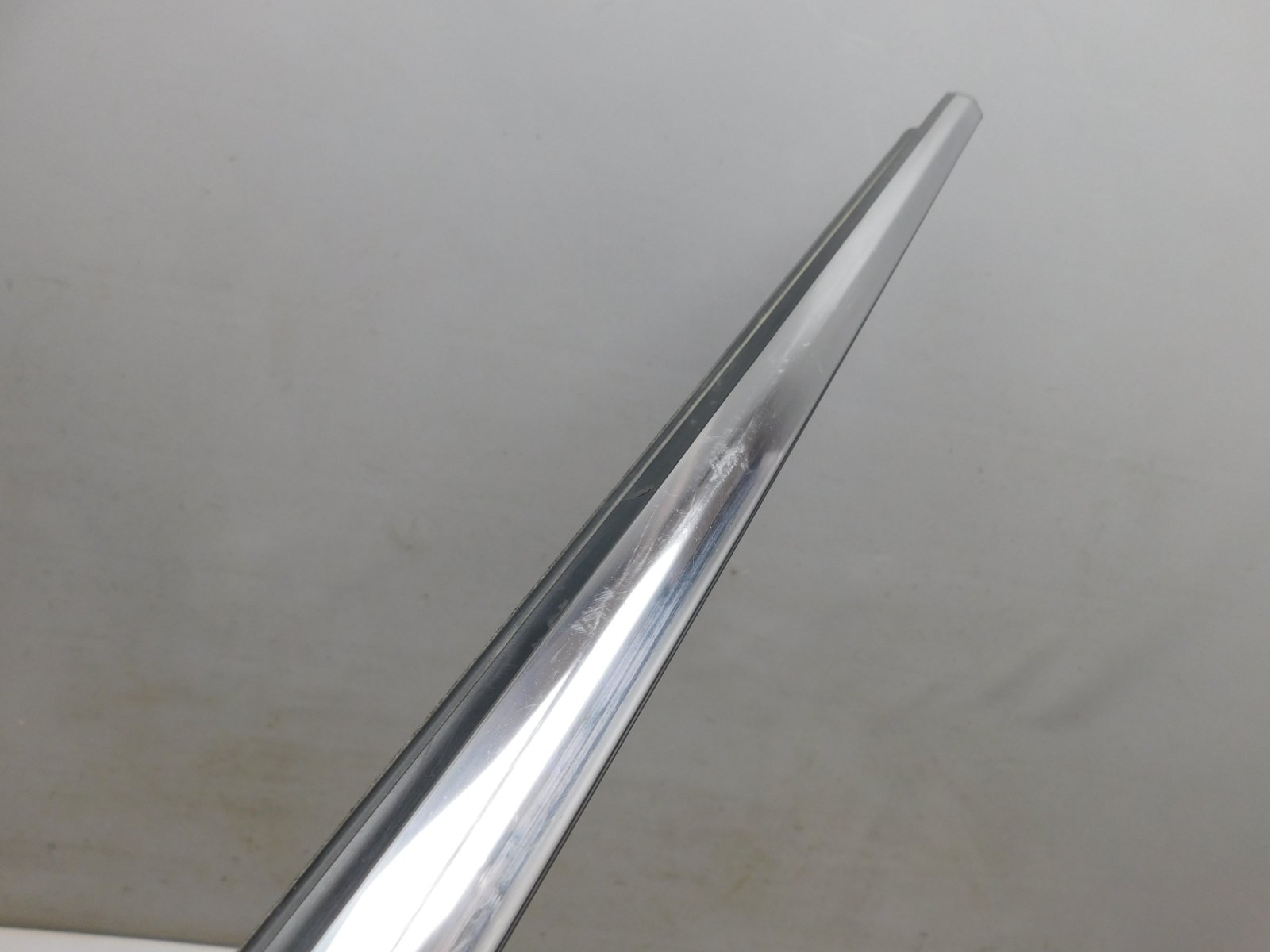 Накладка стекла переднего левого