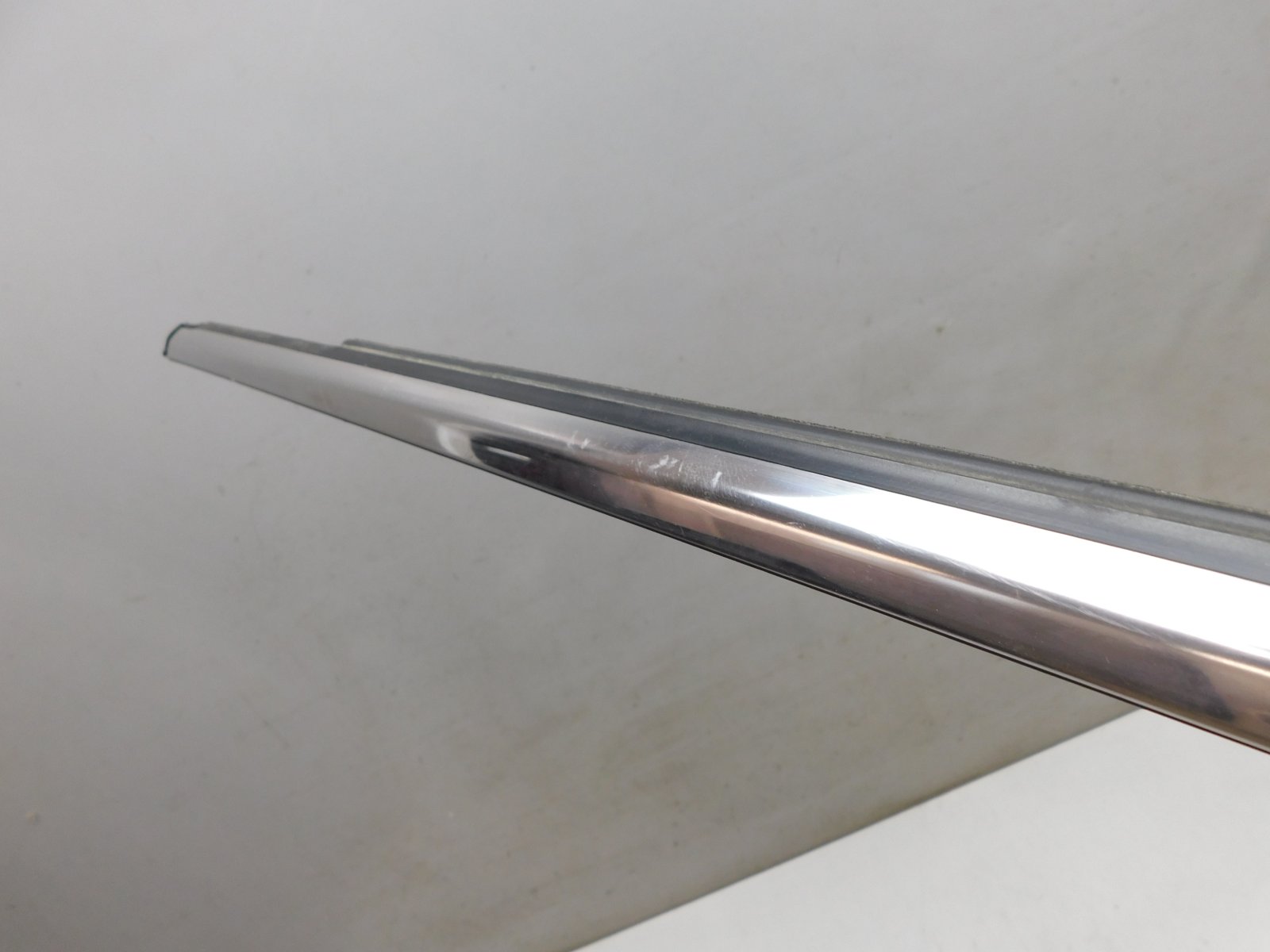 Накладка стекла переднего левого