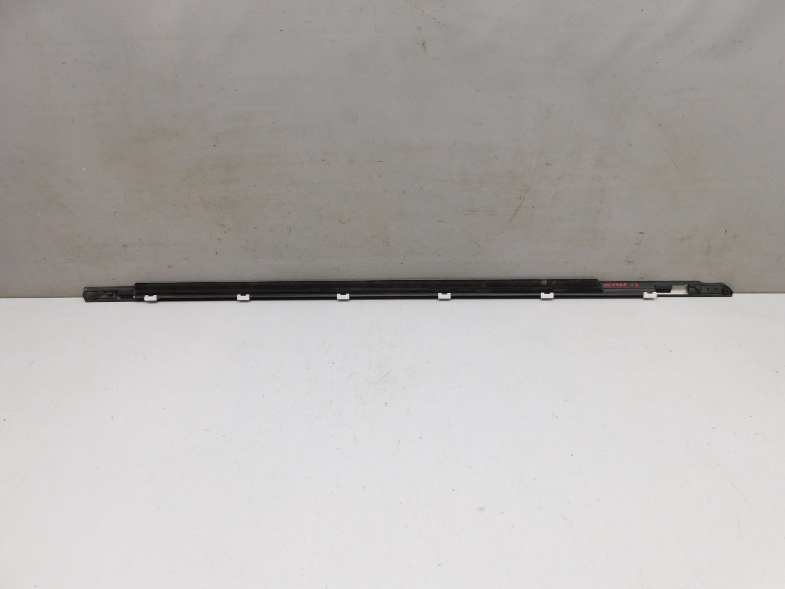 Накладка стекла переднего левого