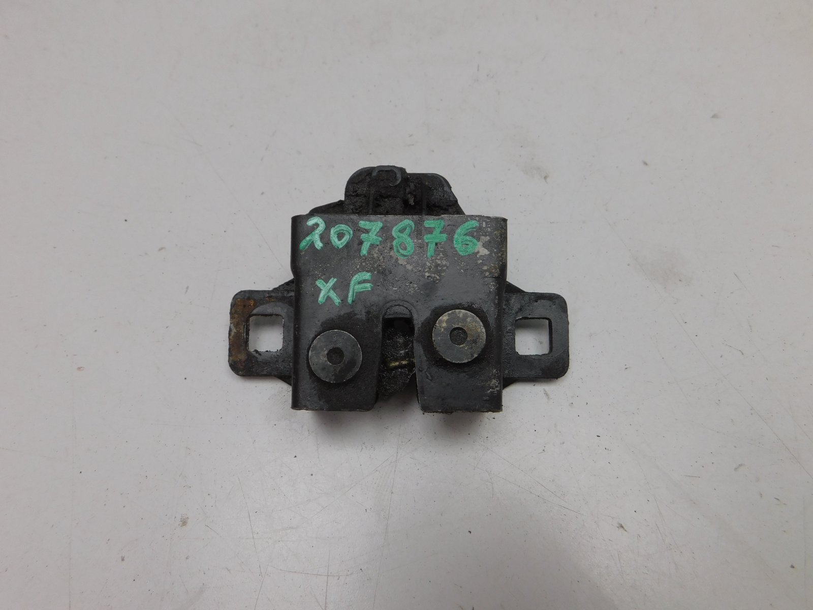 Замок капота