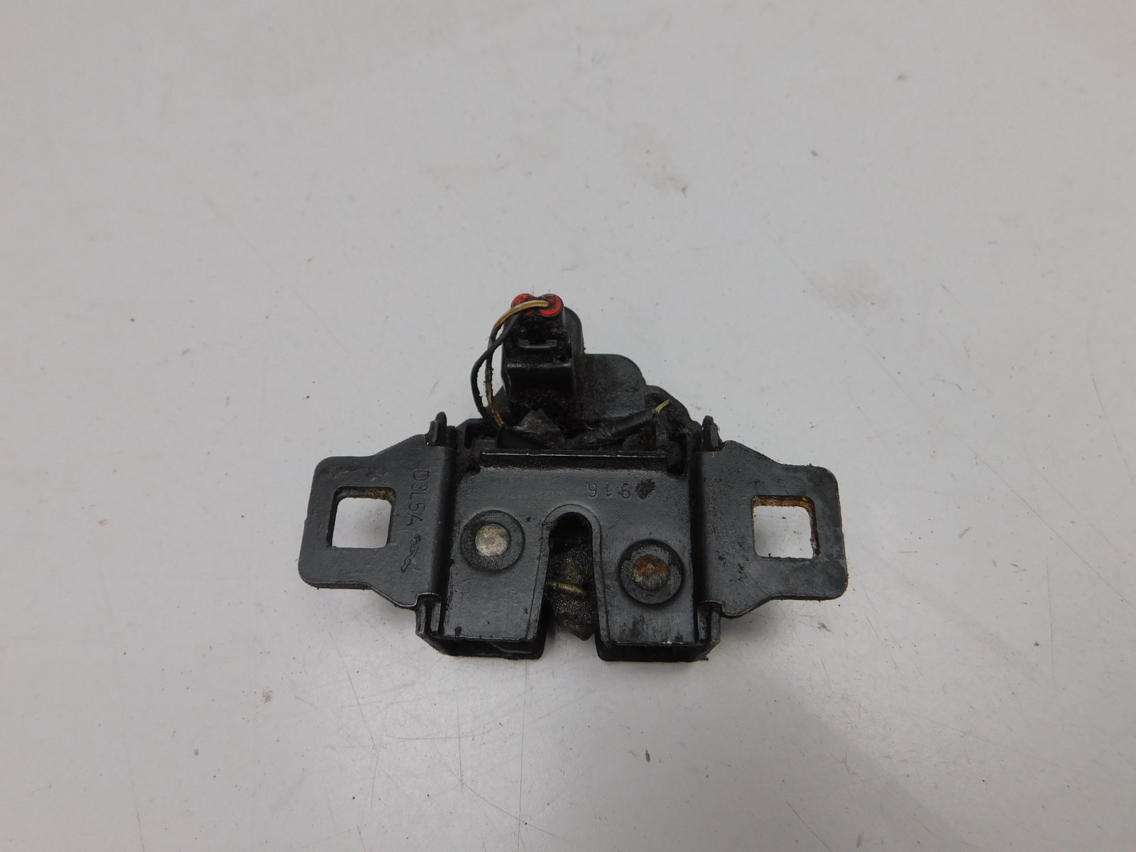 Замок капота