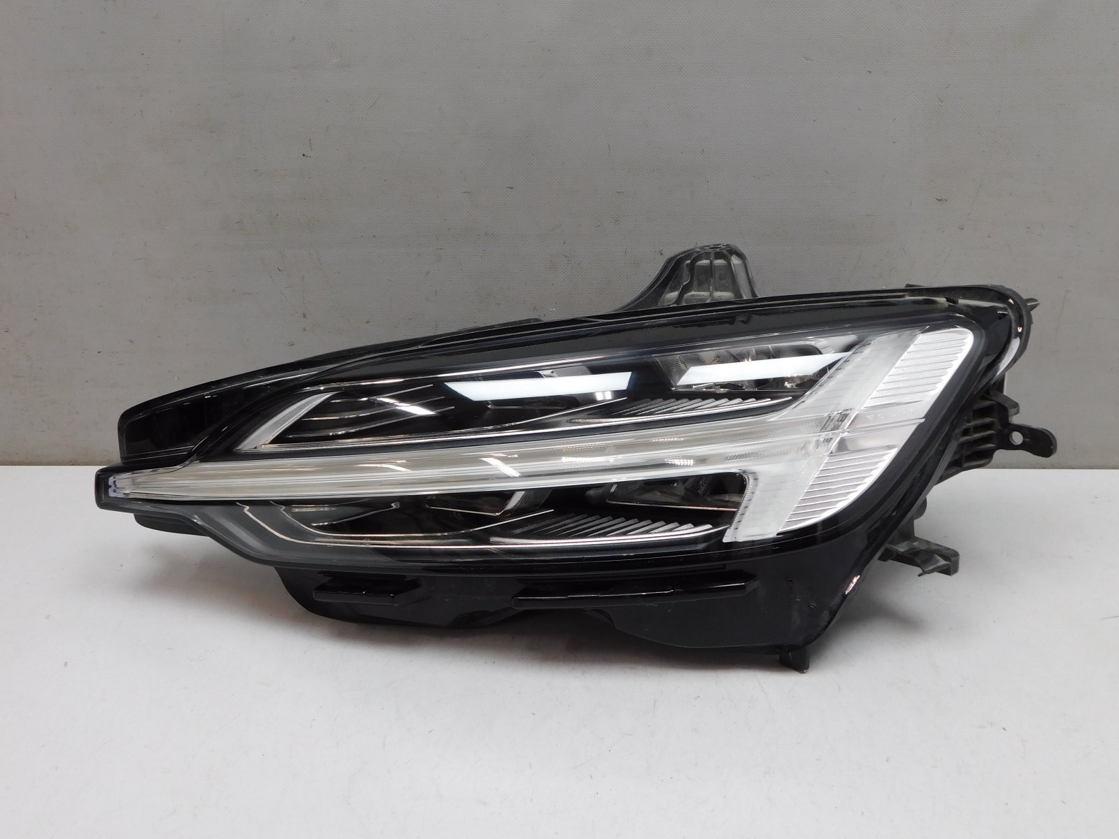 Фара левая Volvo V60 Cross Country II 2018>