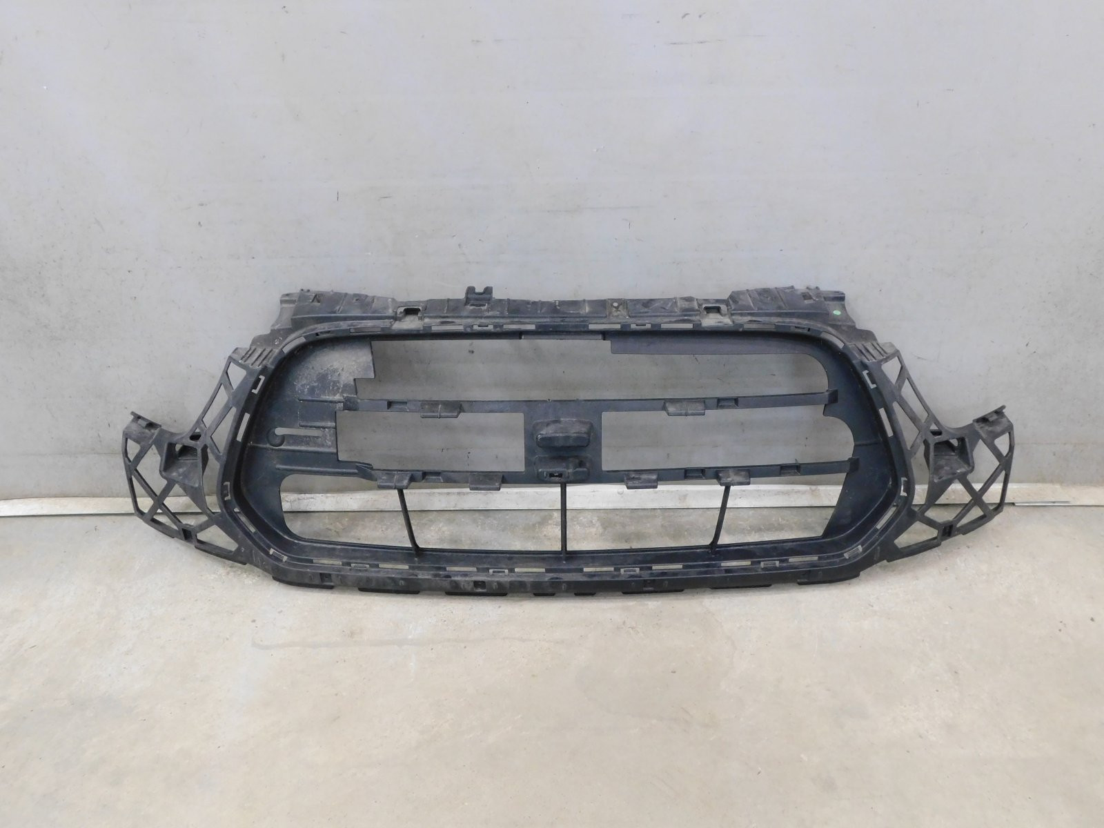 Кронштейн решетки радиатора Ford Transit 2014>