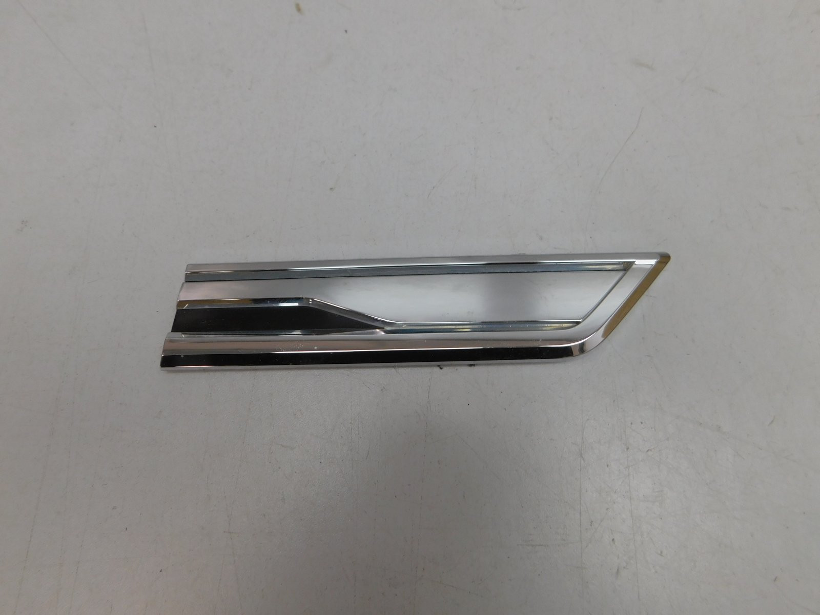 Молдинг двери передней правой Volkswagen Touareg 2018>