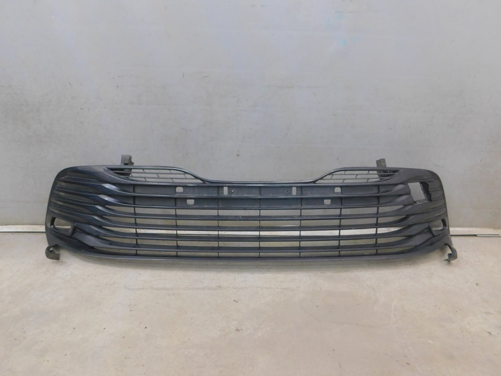 Решетка в бампер центральная Toyota Camry V70 2017>