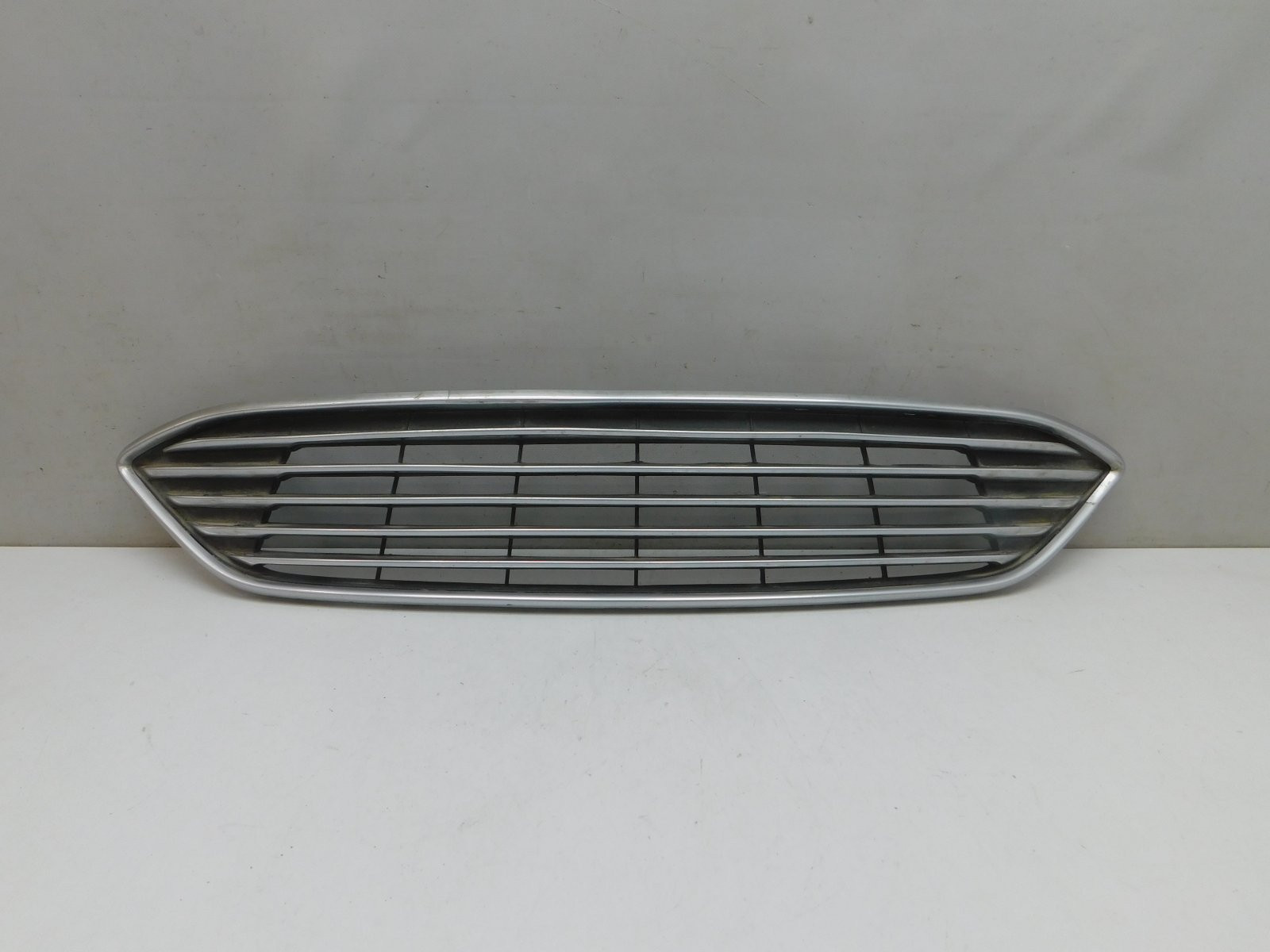 Решетка в бампер центральная Ford Focus III 2011>