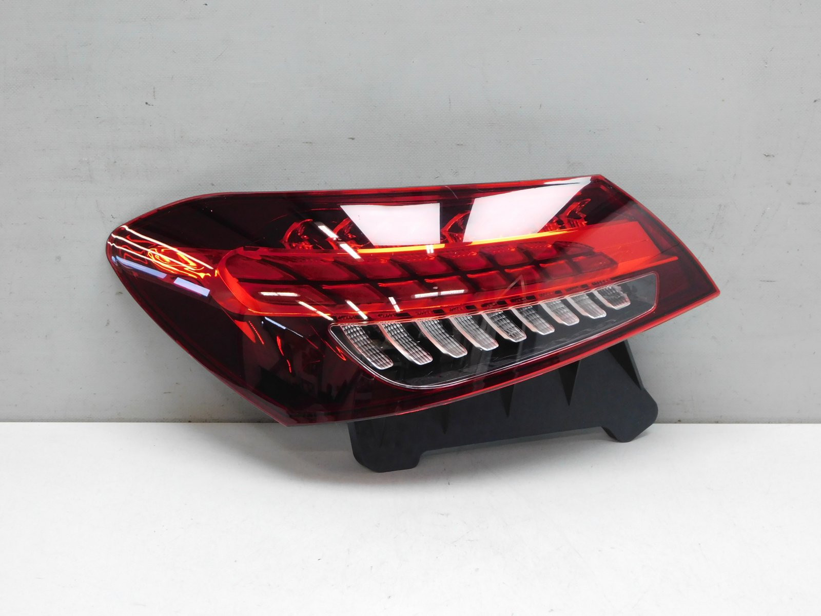 Фонарь задний наружный левый Mercedes-Benz E-Klasse W213 2016>