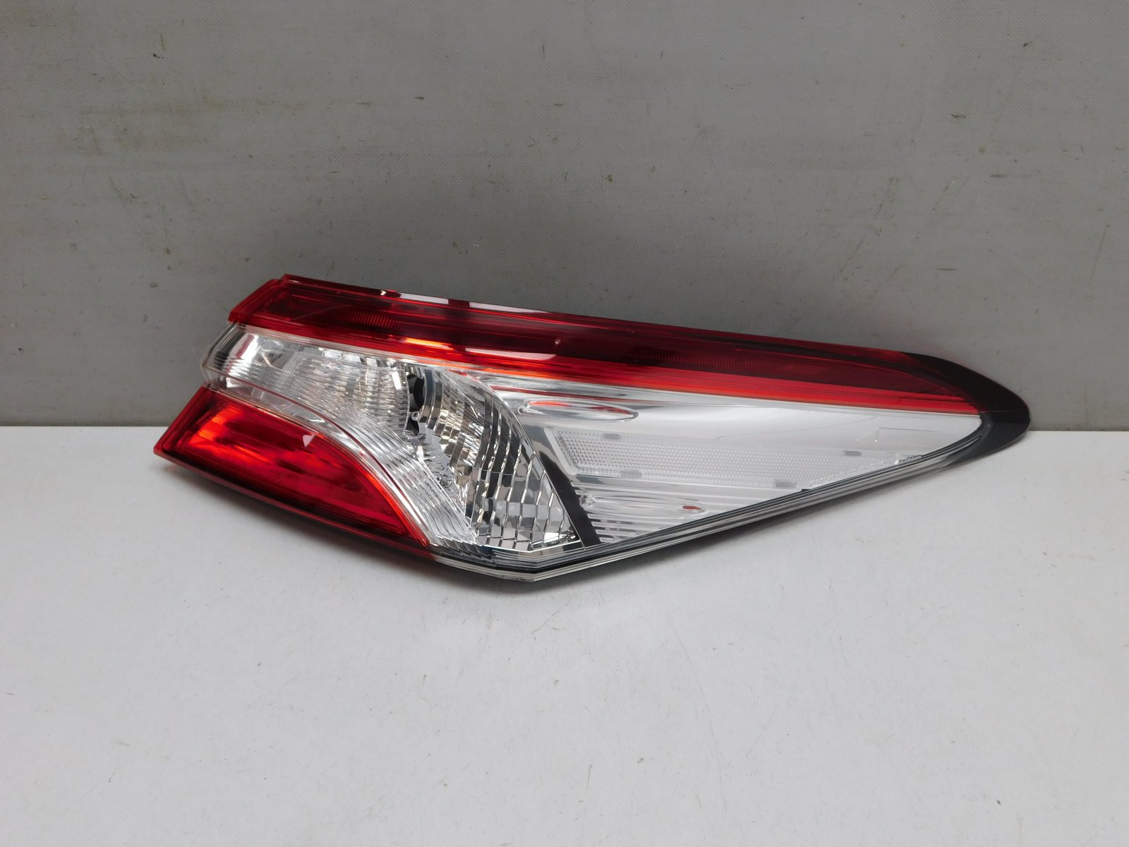 Фонарь задний наружный правый Toyota Camry V70 2017>