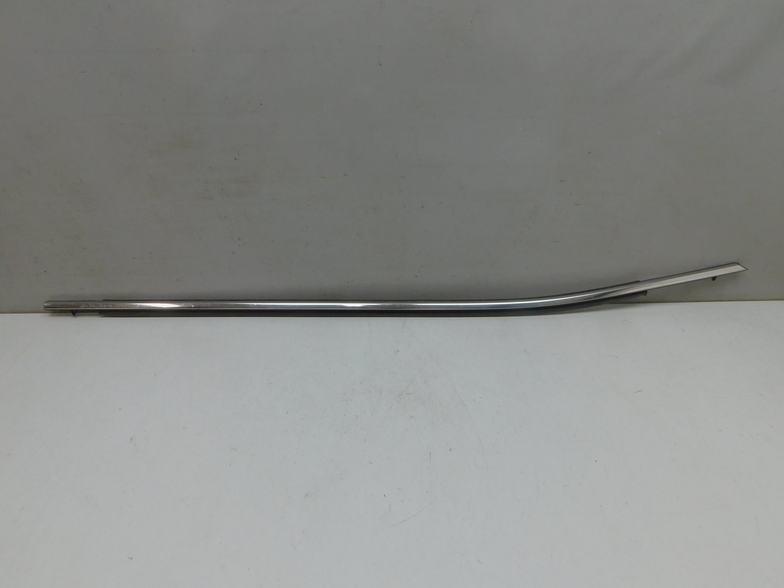 Накладка стекла переднего правог Toyota Camry V70 2017>