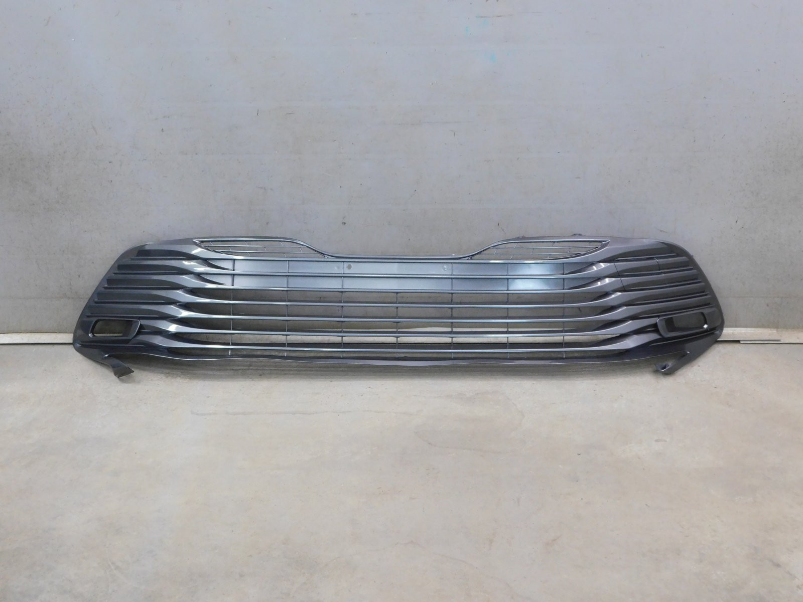 Решетка в бампер центральная Toyota Camry V70 2017>