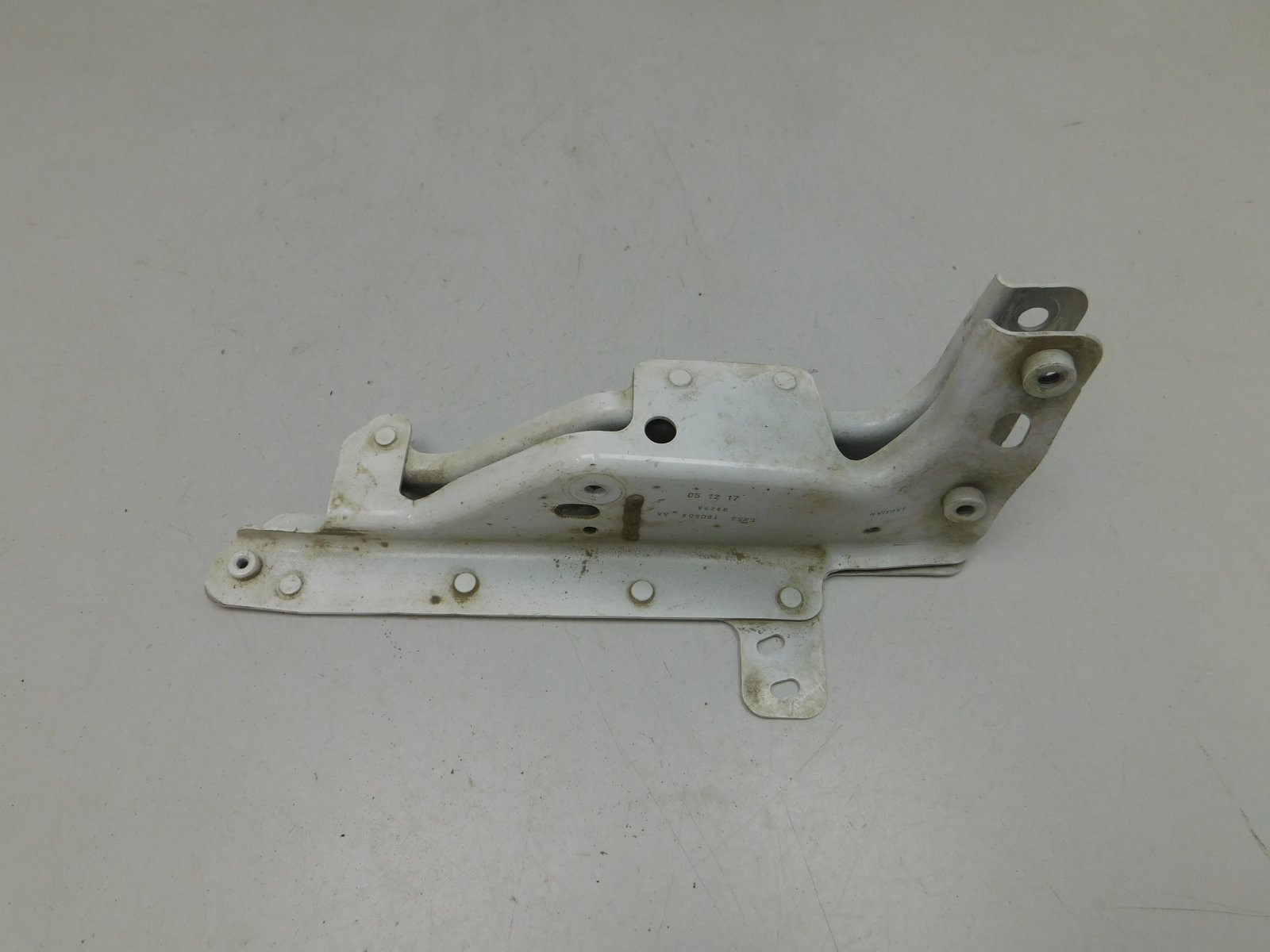 Кронштейн крепления правого крыл Jaguar F-TYPE 2013>