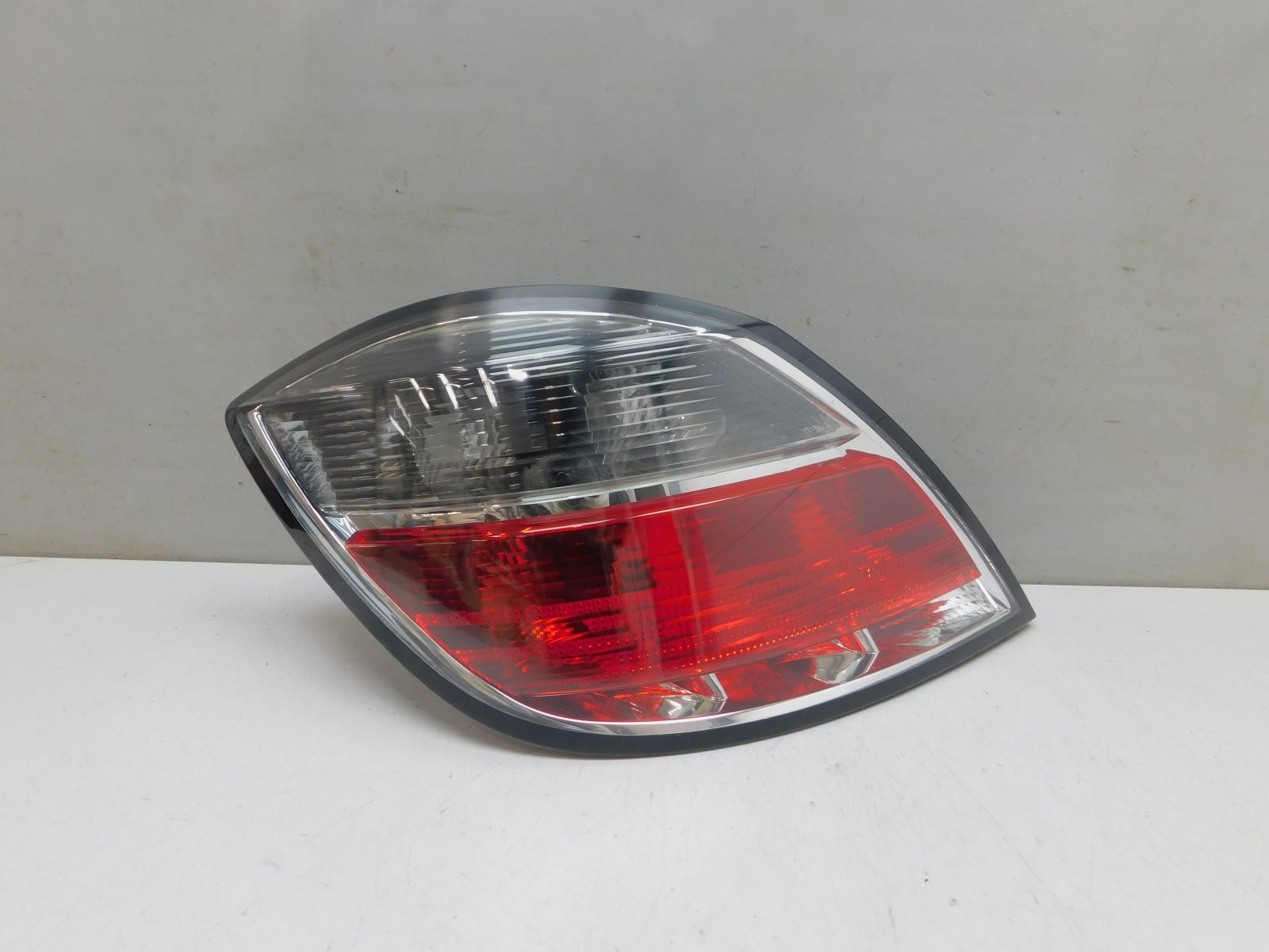 Фонарь задний левый Opel Astra H 2004>