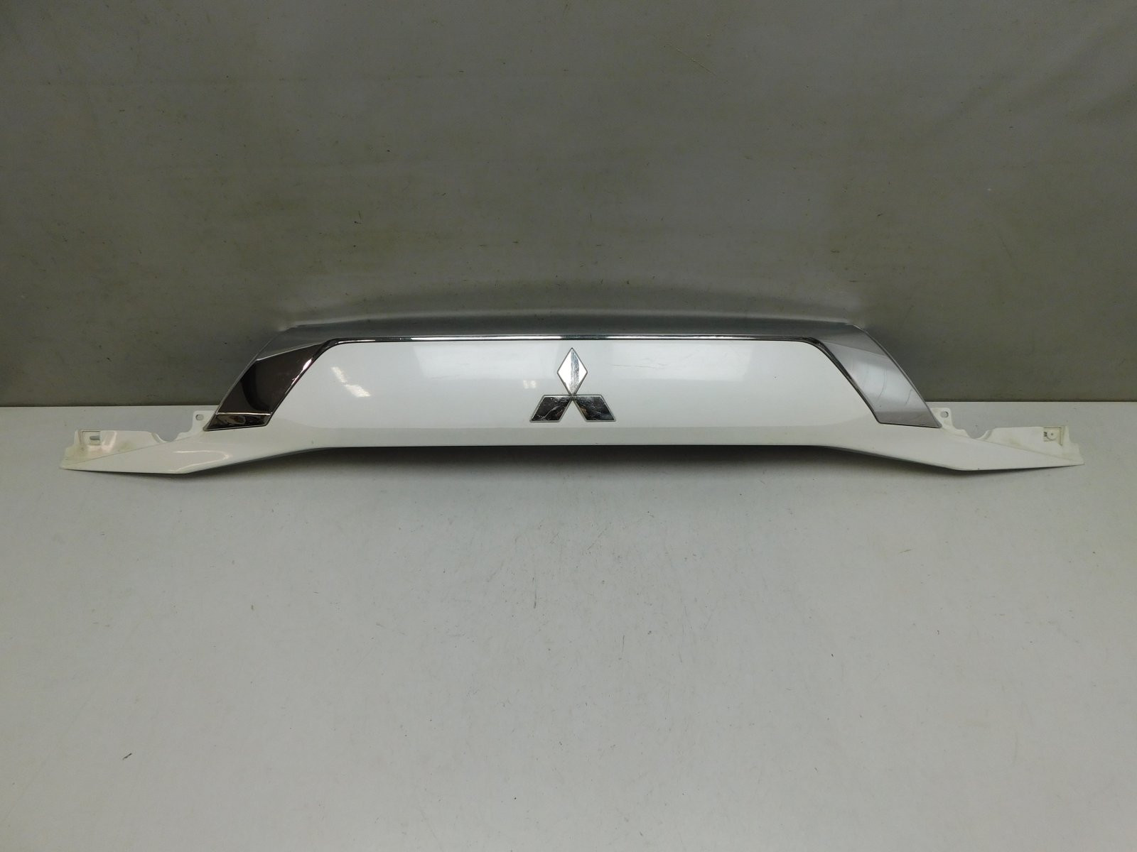 Накладка двери багажника Mitsubishi Outlander 2012>