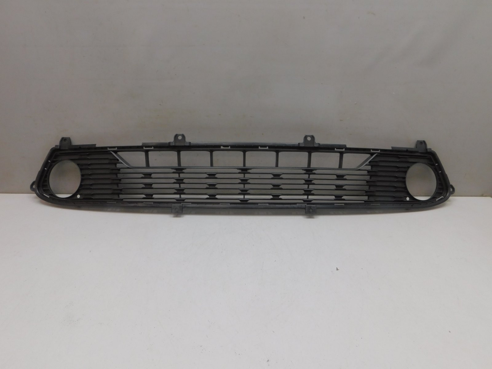 Решетка в бампер центральная Kia Ceed 2018>