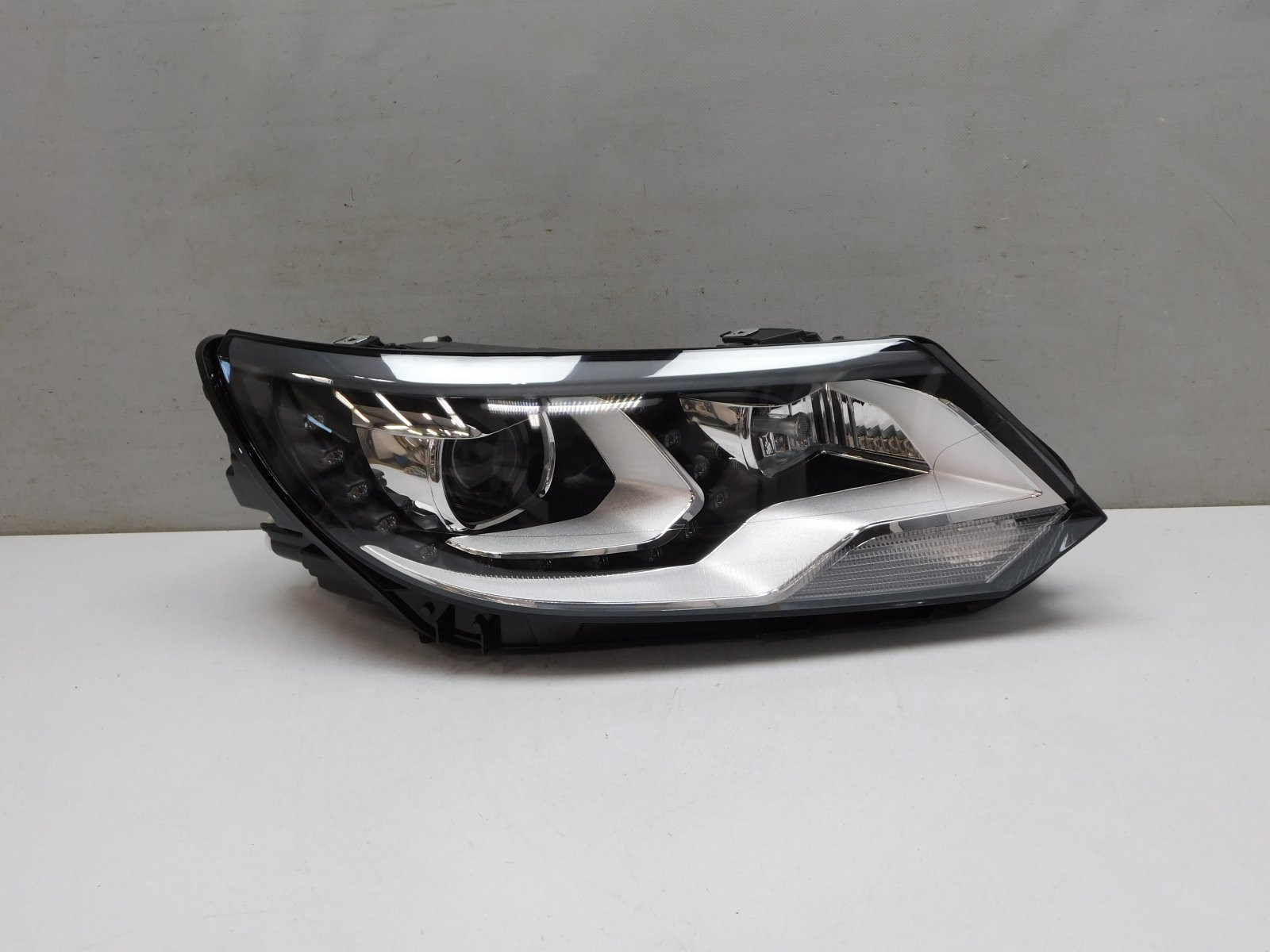 Фара правая Volkswagen Tiguan 2007-2017