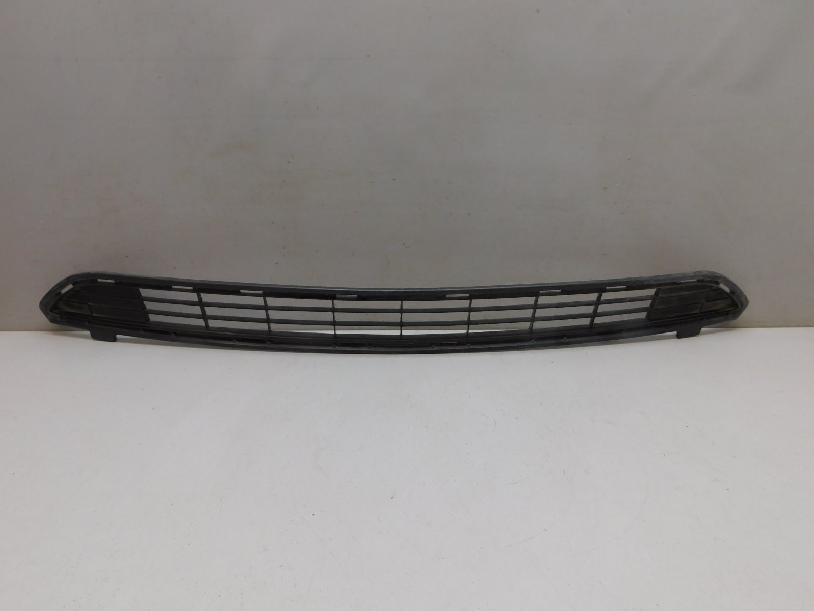 Решетка в бампер центральная Toyota RAV 4 2013-2019