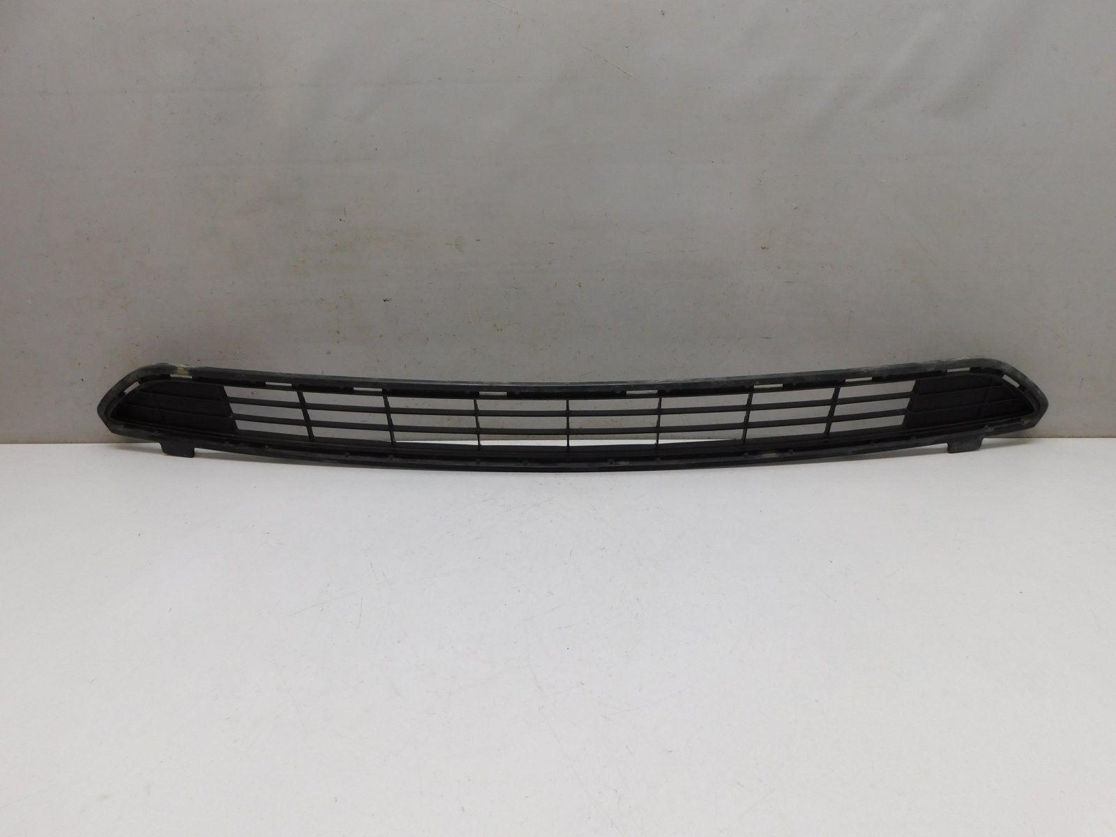 Решетка в бампер центральная Toyota RAV 4 2013-2019