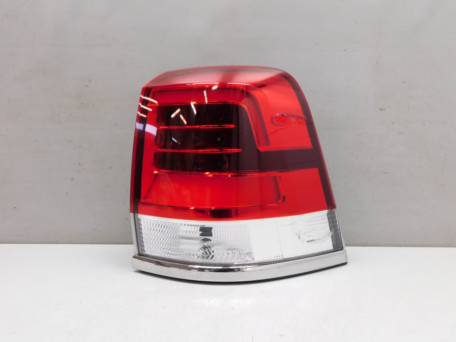 Фонарь задний наружный правый Toyota Land Cruiser (200) 2008>