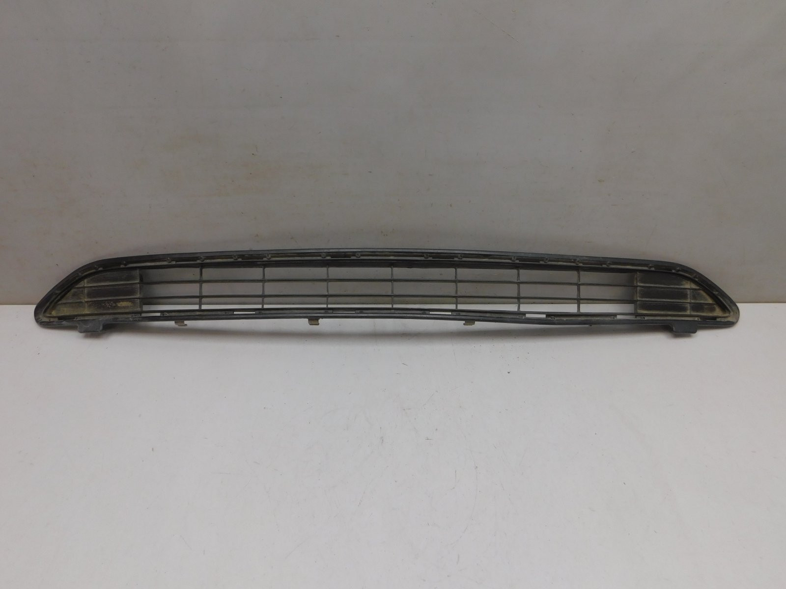 Решетка в бампер центральная Toyota RAV 4 2013-2019