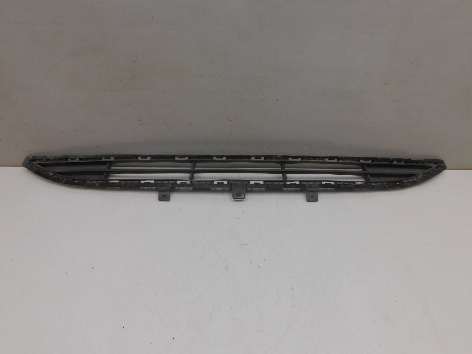 Решетка в бампер центральная Hyundai Solaris 2017>