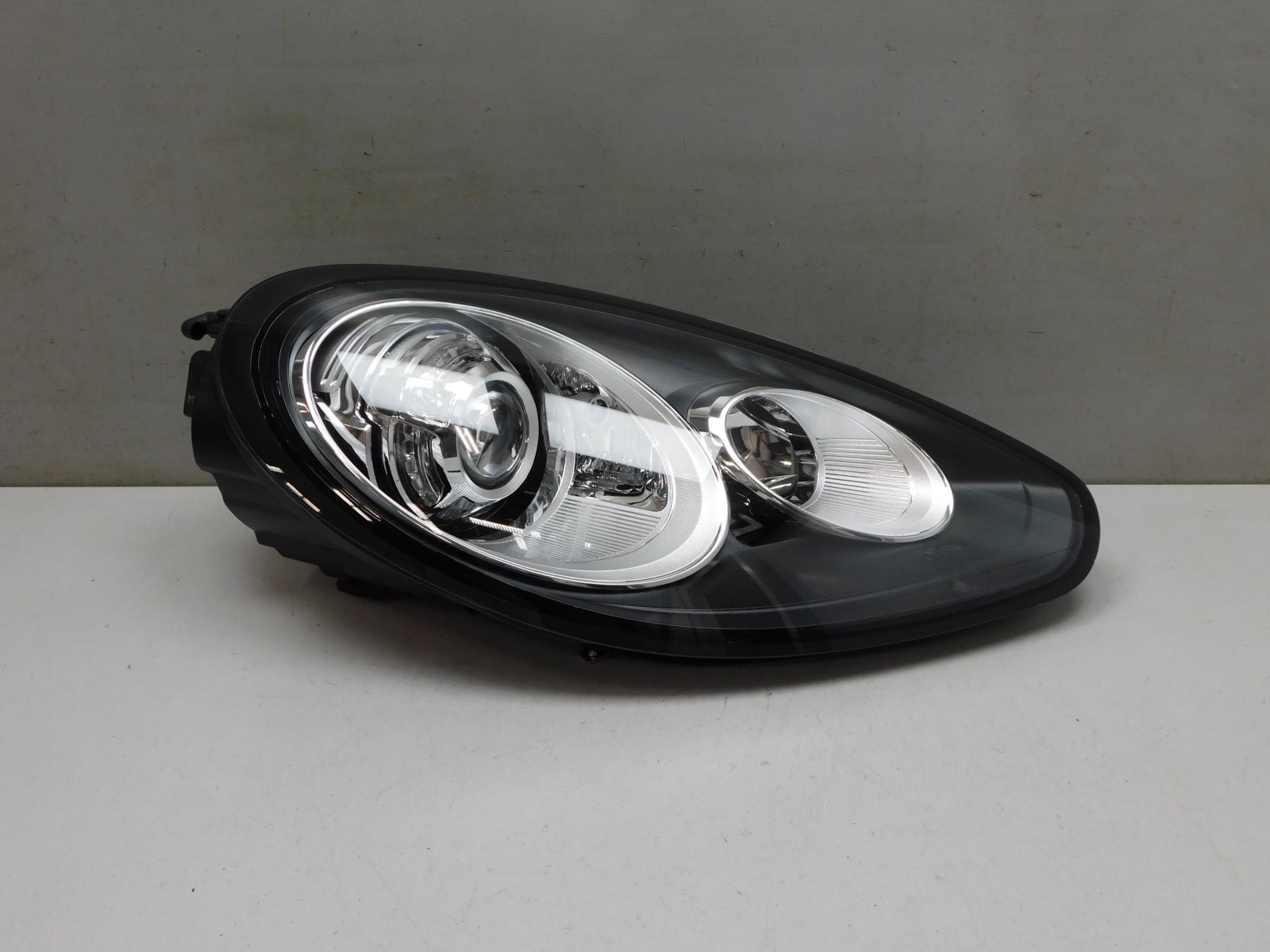 Фара правая Porsche Panamera 2010-2016