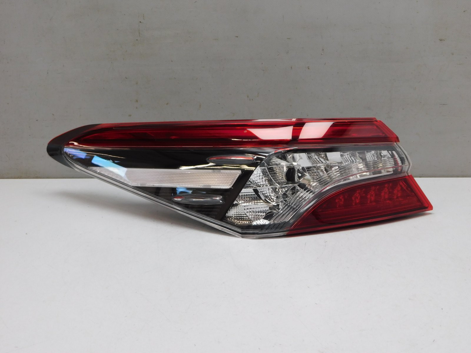 Фонарь задний наружный левый Toyota Camry V70 2017>