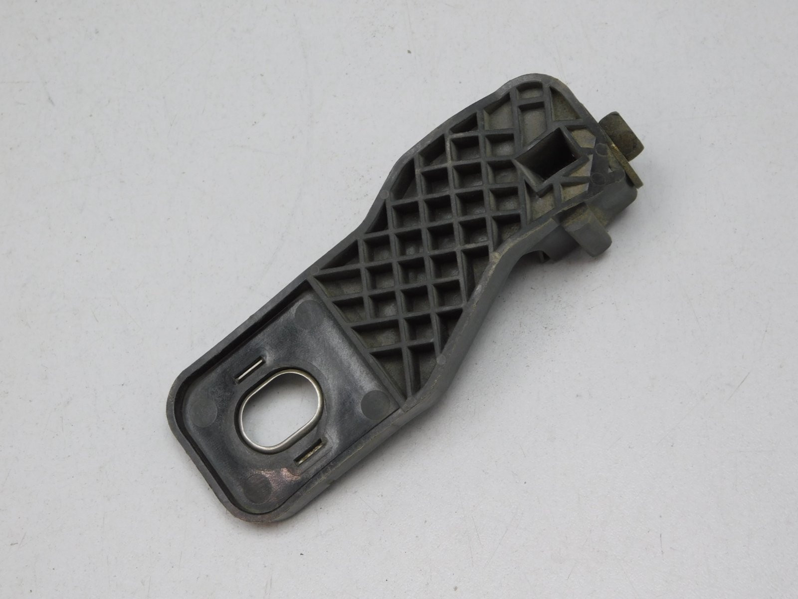 Крепеж фары Audi Q3 2012-2018