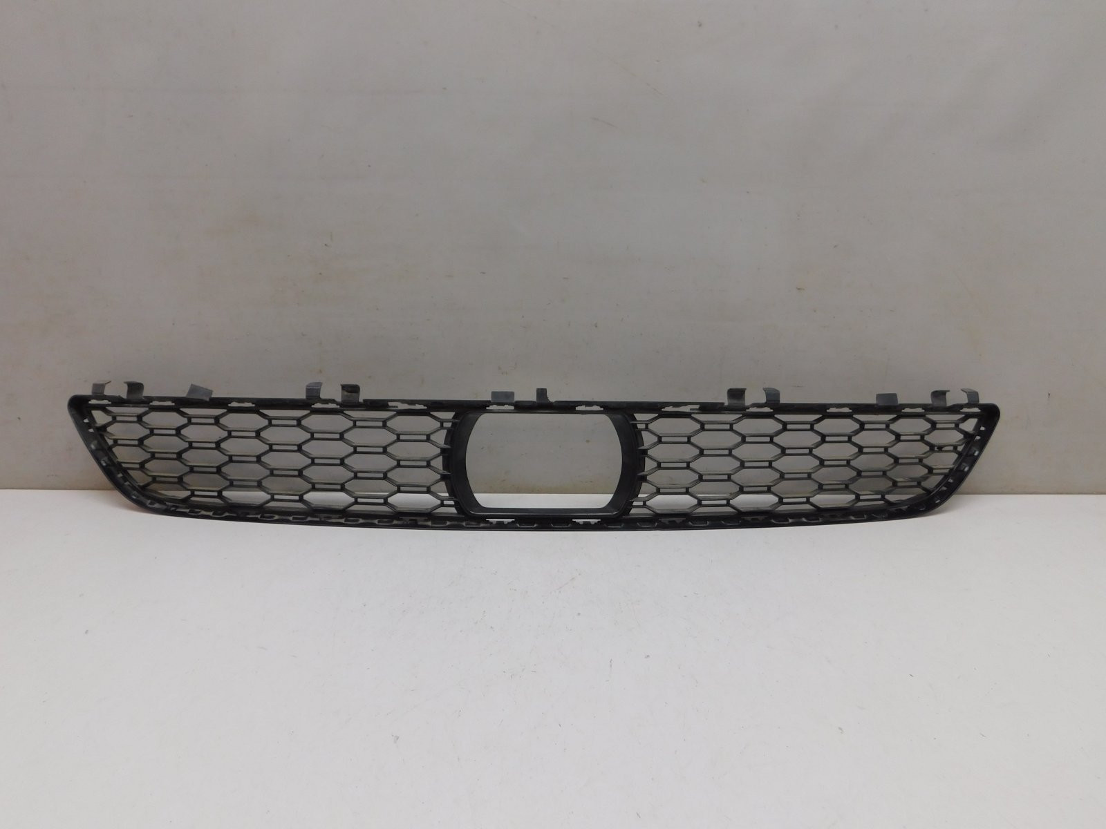 Решетка в бампер центральная BMW 5-серия G30 2016>
