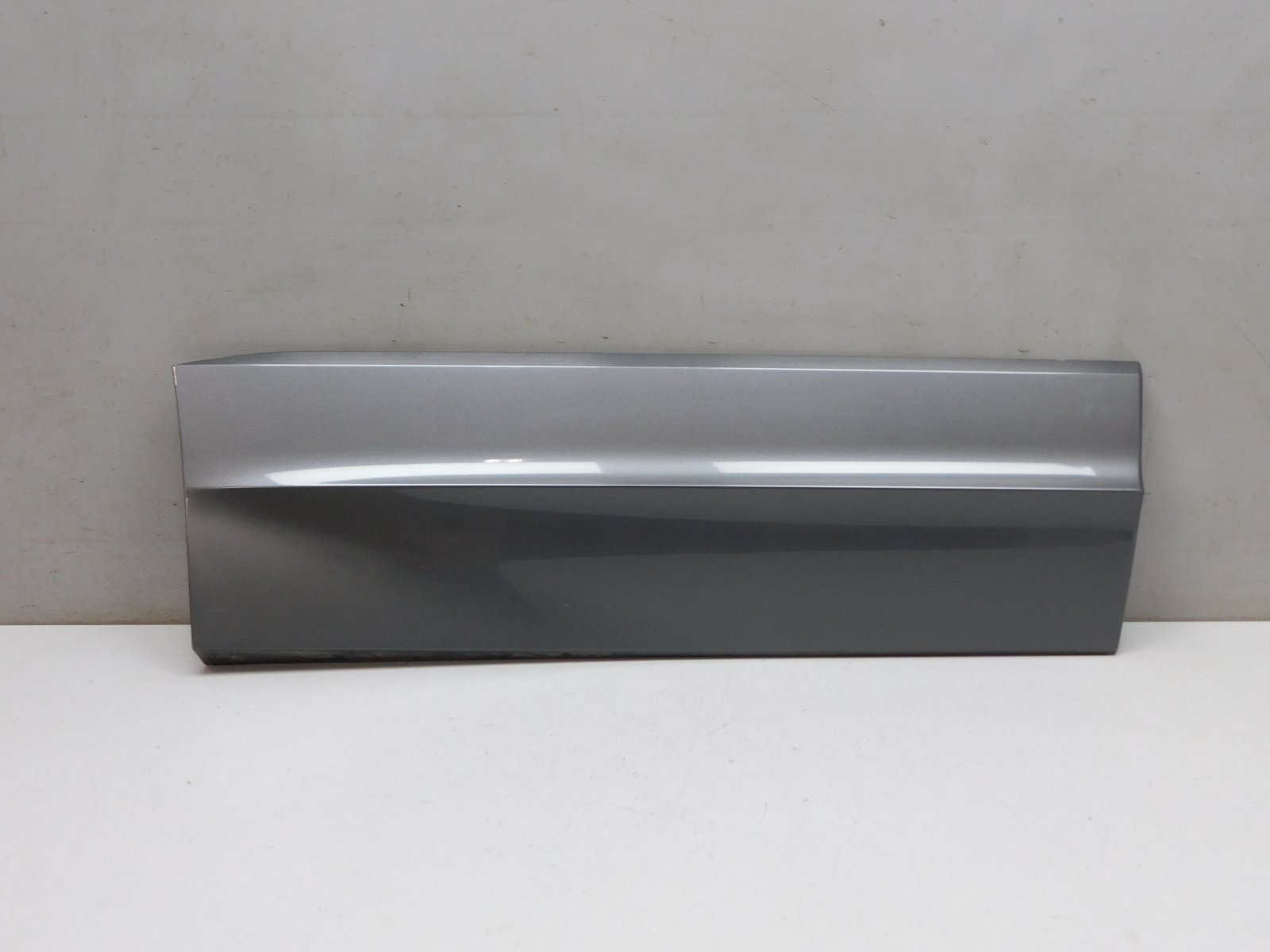 Накладка двери задней правой Volkswagen Touareg 2018>