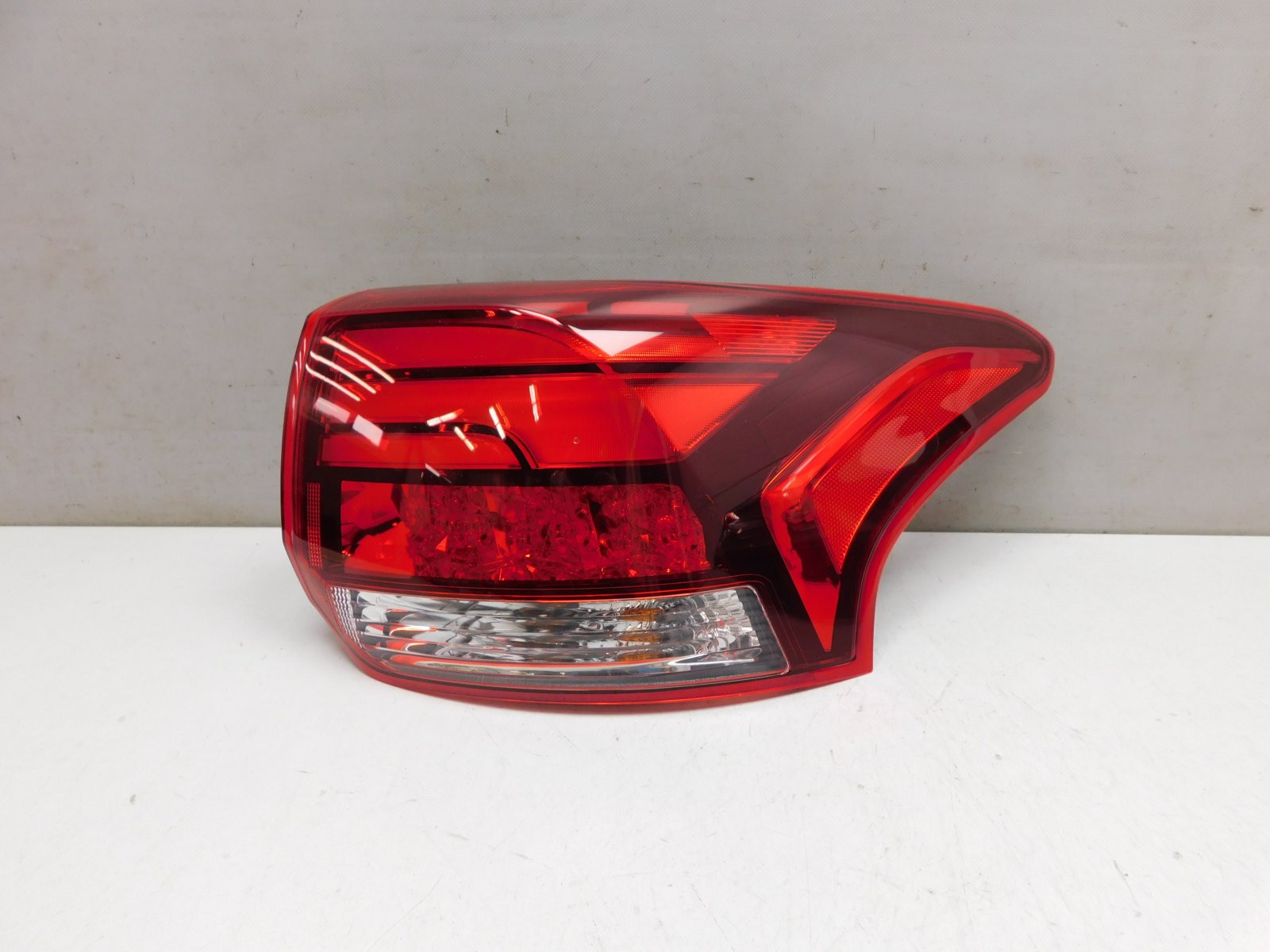 Фонарь задний наружный правый Mitsubishi Outlander 2012>