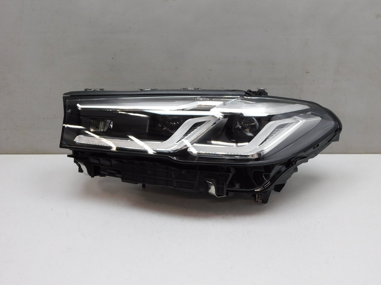 Фара левая BMW 5-серия G30 2016>