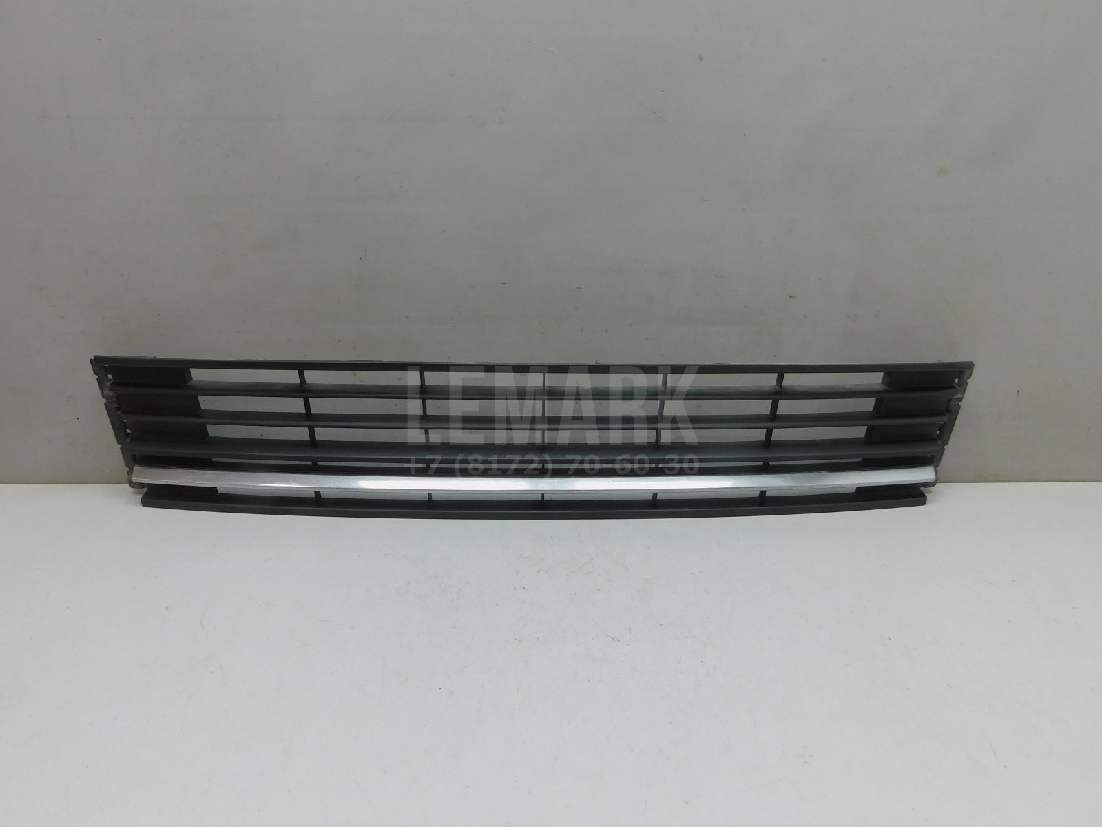 Решетка в бампер центральная Volkswagen Polo Sedan 2011-2020 6RU853677C